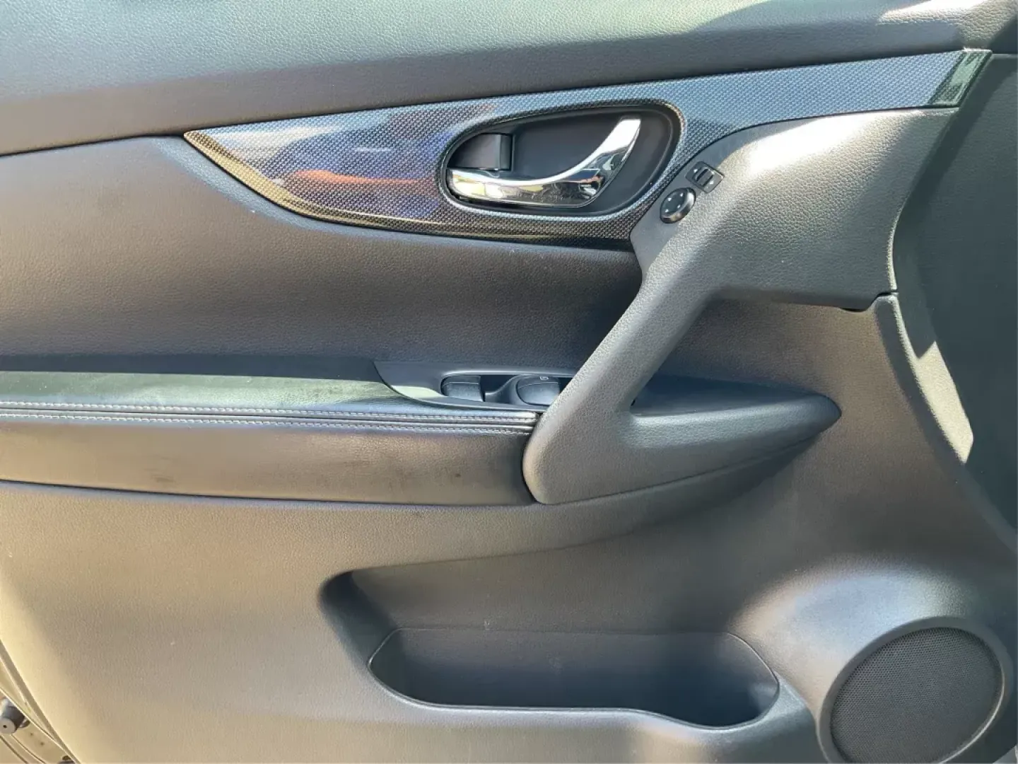 2015 Nissan Rogue SL (5N1AT2MV5FC) with an 2.5L I-4 DOHC engine, located at 401 Woodman Dr, Riverside, OH, 45431, (937) 908-9800, 39.760899, -84.123421 - Unleash adventure and elevate your daily commute with the 2015 Nissan Rogue SL, available now at Advantage Car and Credit, your trusted Buy Here Pay Here dealership in Fairborn, OH. Located at 1184 Kauffman Ave, Fairborn, OH 45324, we specialize in providing flexible financing options, ideal for bud - Photo#17