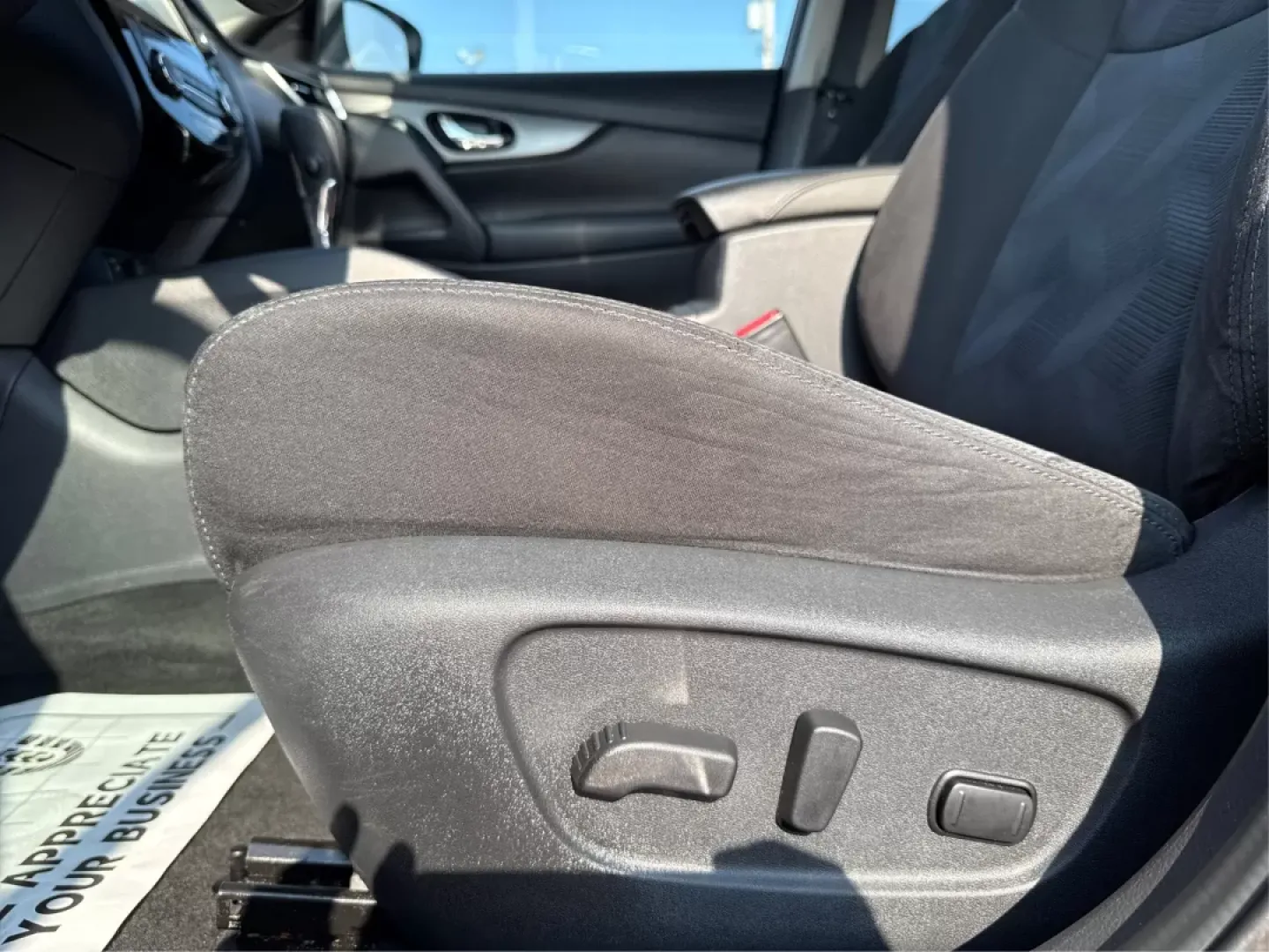 2015 Nissan Rogue SV (KNMAT2MV0FP) with an 2.5L I-4 DOHC engine, located at 8750 N County Rd 25A, Piqua, OH, 45356, (937) 908-9800, 40.164391, -84.232513 - Experience the perfect blend of style, comfort, and capability with this **2015 Nissan Rogue SV**, available now at **Advantage Car and Credit** in **Fairborn, OH**. This versatile SUV is not only ideal for daily commuting but also makes weekend getaways a breeze. Its spacious interior and impressiv - Photo#18