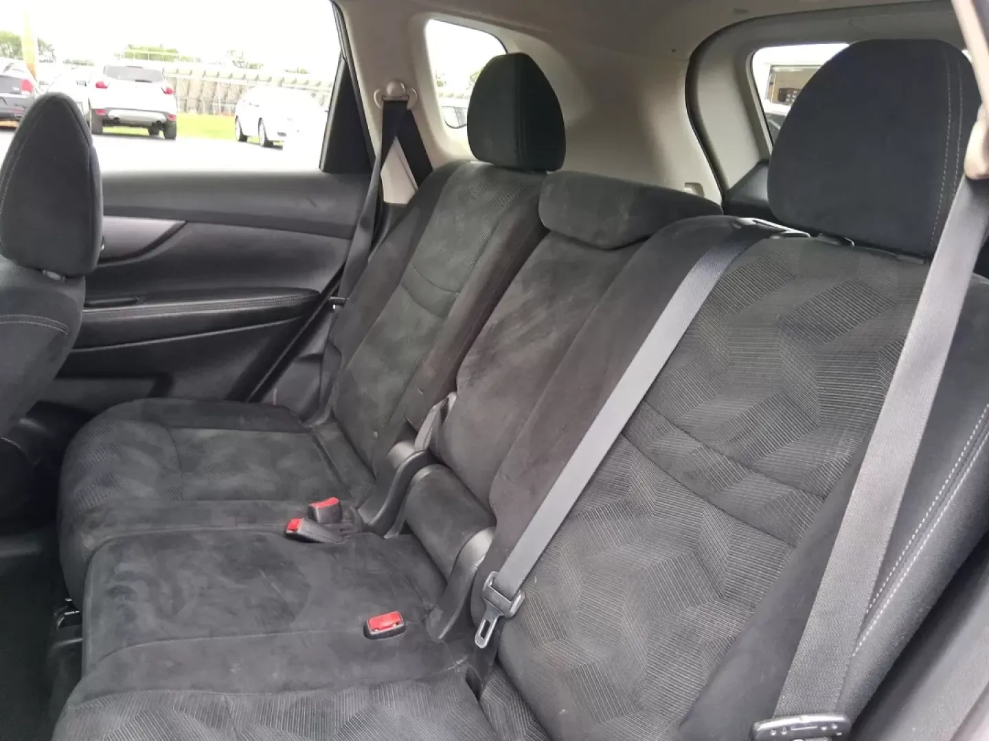 2015 Nissan Rogue SV (5N1AT2MV7FC) with an 2.5L I-4 DOHC engine, located at 1230 East Main St, Xenia, OH, 45385, (937) 908-9800, 39.688026, -83.910172 - **Conquer Every Adventure with the 2015 Nissan Rogue SV at Advantage Car and Credit - Xenia!**<br /> <br /> Are you ready to elevate your lifestyle with an SUV that's perfectly suited for family outings, weekend getaways, and daily commutes? The 2015 Nissan Rogue SV is the vehicle you've been search - Photo#10