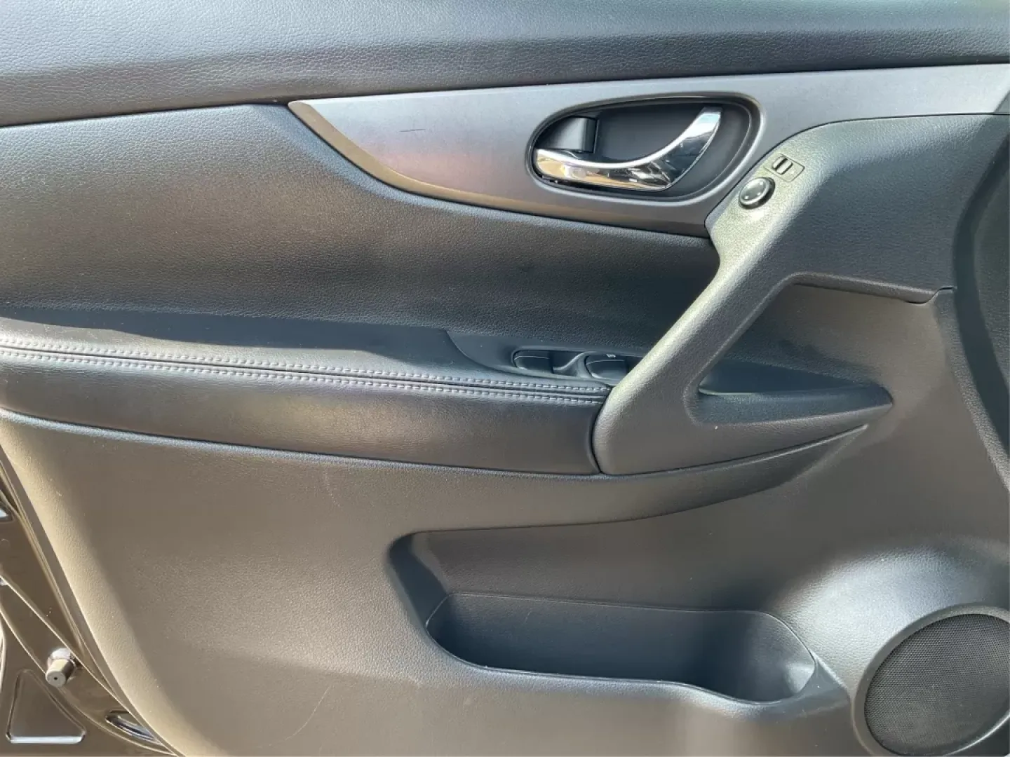 2015 Nissan Rogue SV (5N1AT2MV7FC) with an 2.5L I-4 DOHC engine, located at 4508 South Dixie Dr, Moraine, OH, 45439, (937) 908-9800, 39.689976, -84.218452 - **Adventure Awaits with the 2015 Nissan Rogue SV - Your Perfect Family SUV!**<br /> <br /> Are you a growing family in search of a reliable and spacious vehicle that can easily handle your daily commutes and weekend getaways? Look no further! The 2015 Nissan Rogue SV is here to elevate your lifestyl - Photo#18
