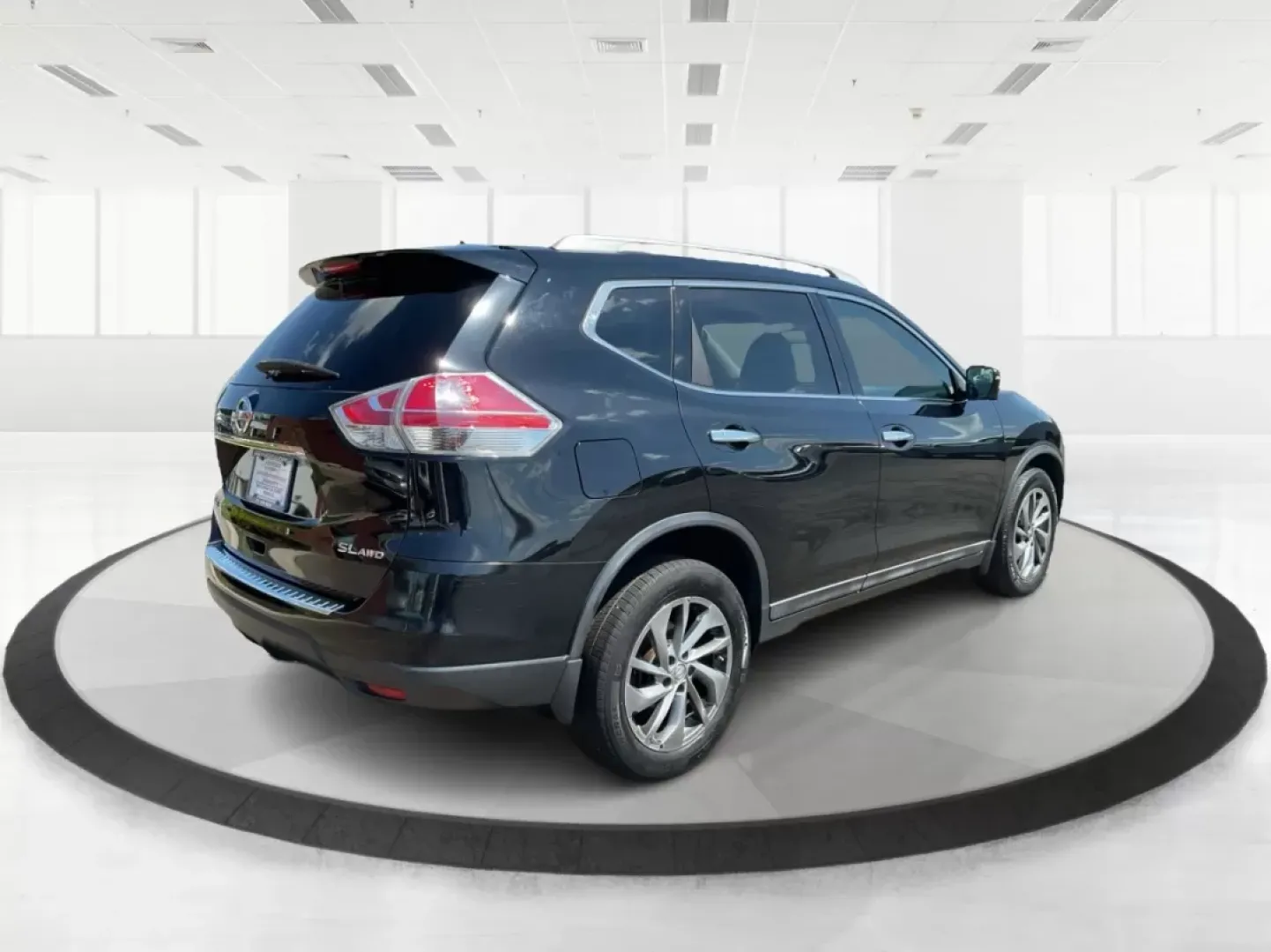 2015 Nissan Rogue SL (5N1AT2MV5FC) with an 2.5L I-4 DOHC engine, located at 401 Woodman Dr, Riverside, OH, 45431, (937) 908-9800, 39.760899, -84.123421 - Unleash adventure and elevate your daily commute with the 2015 Nissan Rogue SL, available now at Advantage Car and Credit, your trusted Buy Here Pay Here dealership in Fairborn, OH. Located at 1184 Kauffman Ave, Fairborn, OH 45324, we specialize in providing flexible financing options, ideal for bud - Photo#2