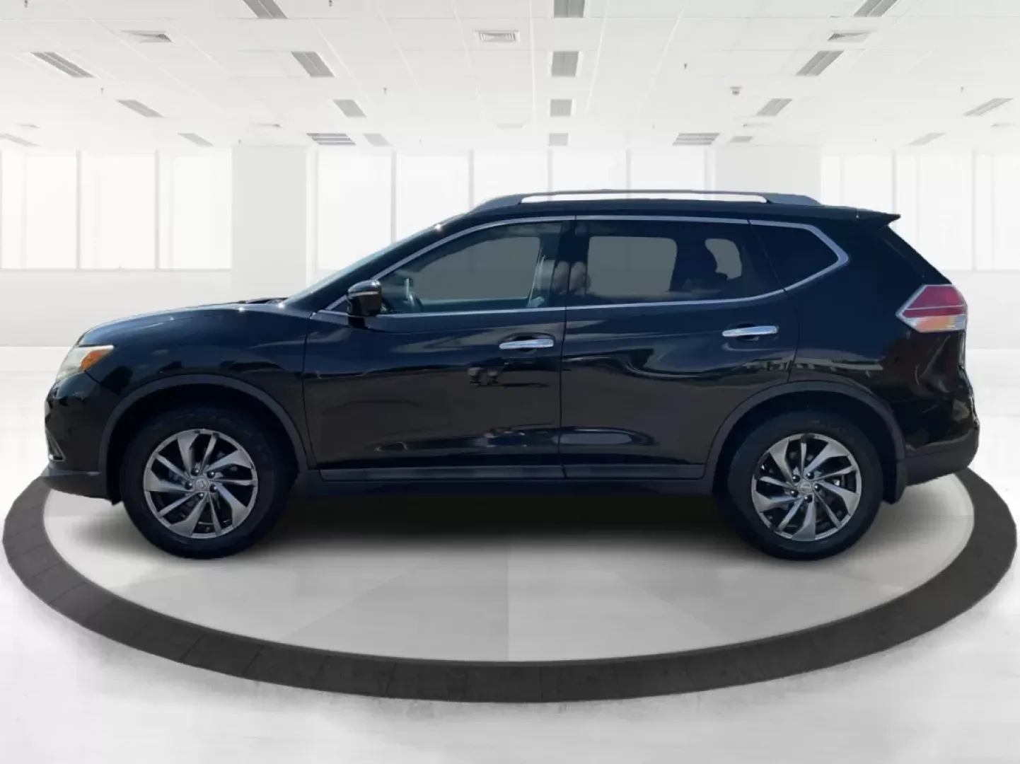 2015 Nissan Rogue SL (5N1AT2MV5FC) with an 2.5L I-4 DOHC engine, located at 401 Woodman Dr, Riverside, OH, 45431, (937) 908-9800, 39.760899, -84.123421 - Unleash adventure and elevate your daily commute with the 2015 Nissan Rogue SL, available now at Advantage Car and Credit, your trusted Buy Here Pay Here dealership in Fairborn, OH. Located at 1184 Kauffman Ave, Fairborn, OH 45324, we specialize in providing flexible financing options, ideal for bud - Photo#5
