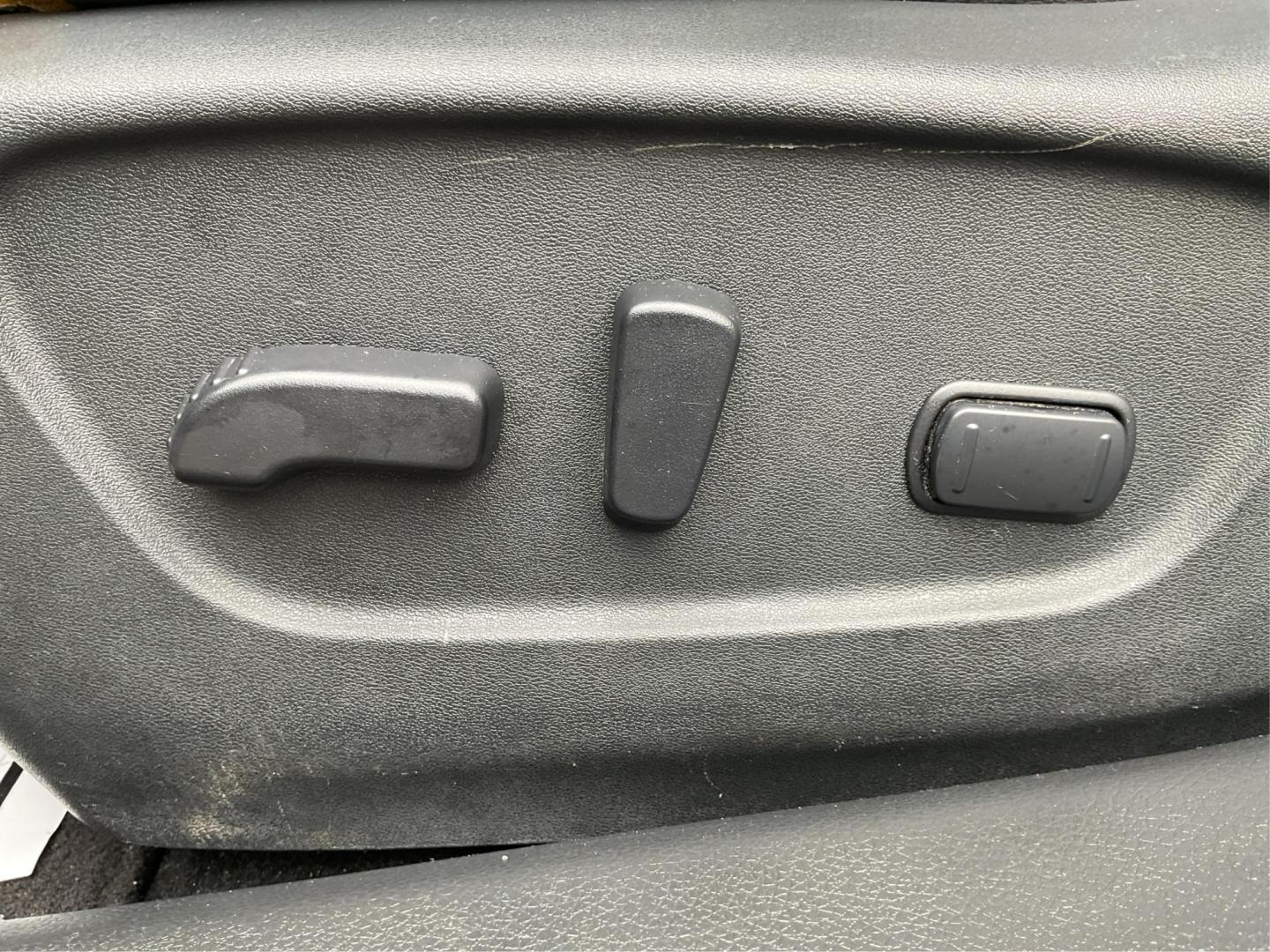 2015 Nissan Rogue SL (5N1AT2MV4FC) with an 2.5L I-4 DOHC engine, located at 880 E. National Road, Vandalia, OH, 45377, (937) 908-9800, 39.891918, -84.183594 - 2015 Nissan Rogue SL - Photo#15