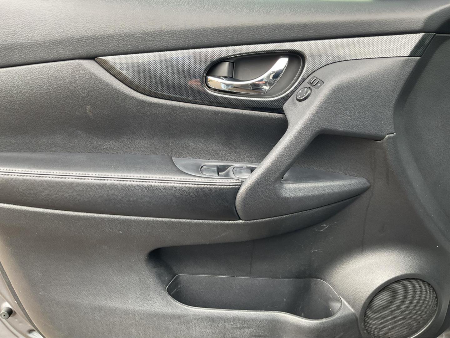2015 Nissan Rogue SL (5N1AT2MV4FC) with an 2.5L I-4 DOHC engine, located at 880 E. National Road, Vandalia, OH, 45377, (937) 908-9800, 39.891918, -84.183594 - 2015 Nissan Rogue SL - Photo#16