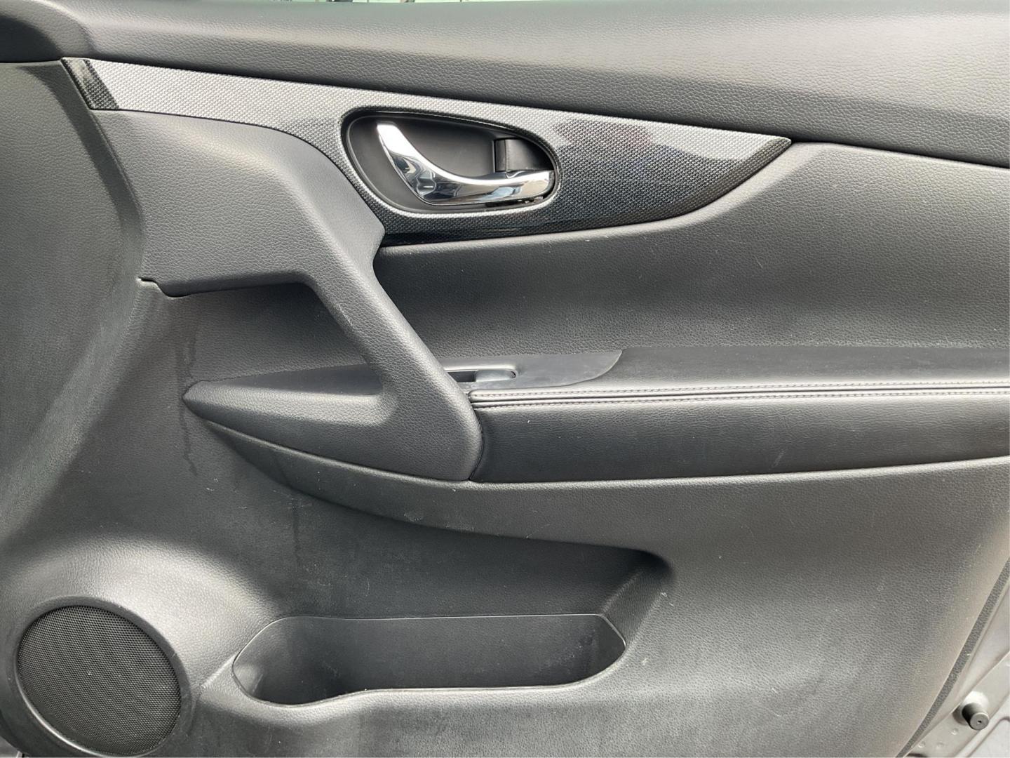 2015 Nissan Rogue SL (5N1AT2MV4FC) with an 2.5L I-4 DOHC engine, located at 880 E. National Road, Vandalia, OH, 45377, (937) 908-9800, 39.891918, -84.183594 - 2015 Nissan Rogue SL - Photo#17