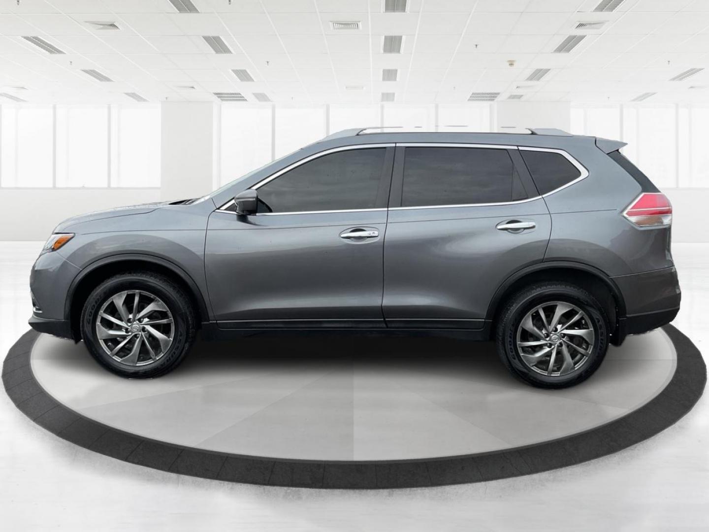 2015 Nissan Rogue SL (5N1AT2MV4FC) with an 2.5L I-4 DOHC engine, located at 880 E. National Road, Vandalia, OH, 45377, (937) 908-9800, 39.891918, -84.183594 - 2015 Nissan Rogue SL - Photo#4