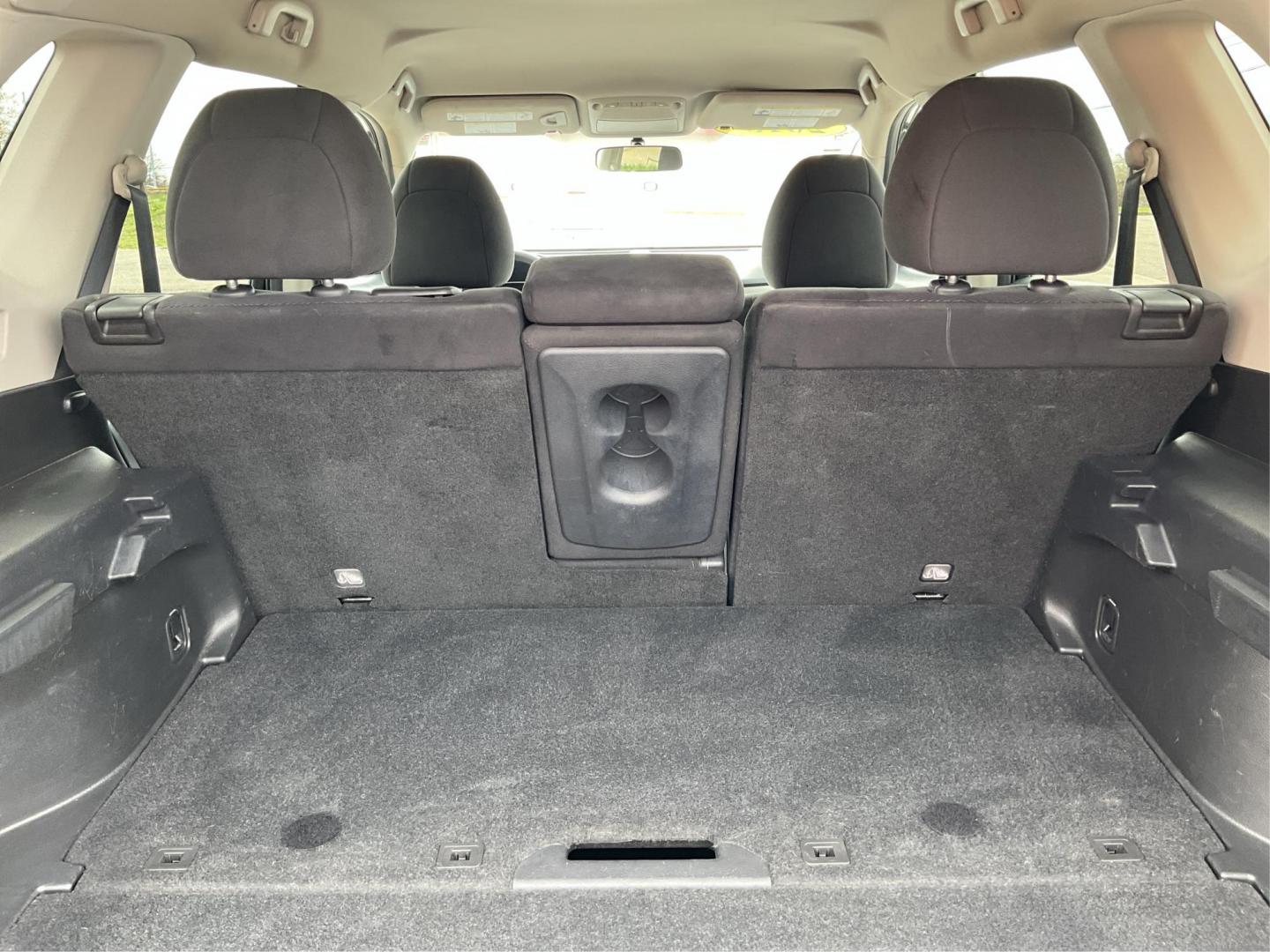 2015 Nissan Rogue SV (KNMAT2MV6FP) with an 2.5L I-4 DOHC engine, located at 1230 East Main St, Xenia, OH, 45385, (937) 908-9800, 39.688026, -83.910172 - 2015 Nissan Rogue SV - Photo#9