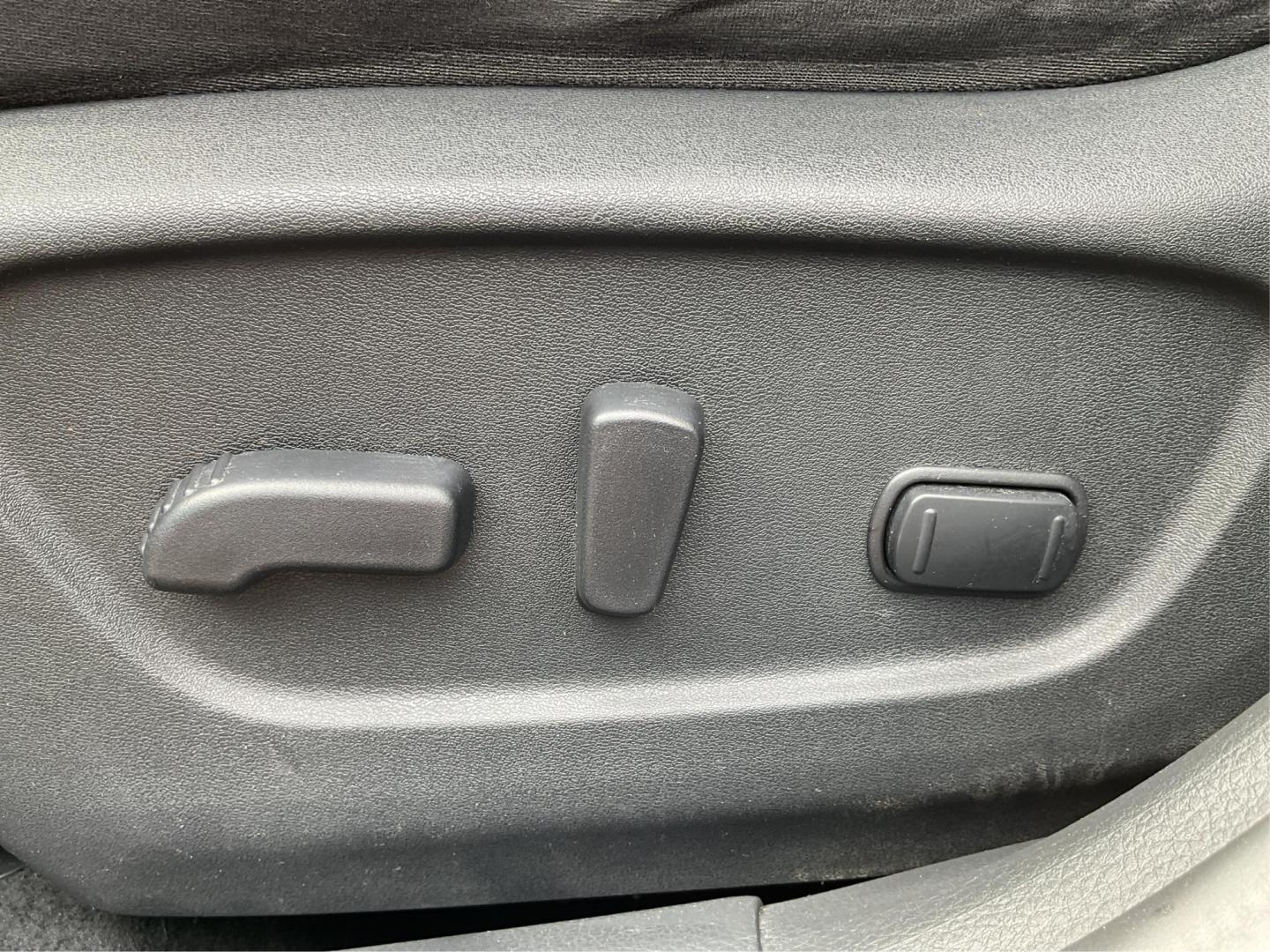 2015 Nissan Rogue SV (KNMAT2MV6FP) with an 2.5L I-4 DOHC engine, located at 1230 East Main St, Xenia, OH, 45385, (937) 908-9800, 39.688026, -83.910172 - 2015 Nissan Rogue SV - Photo#14