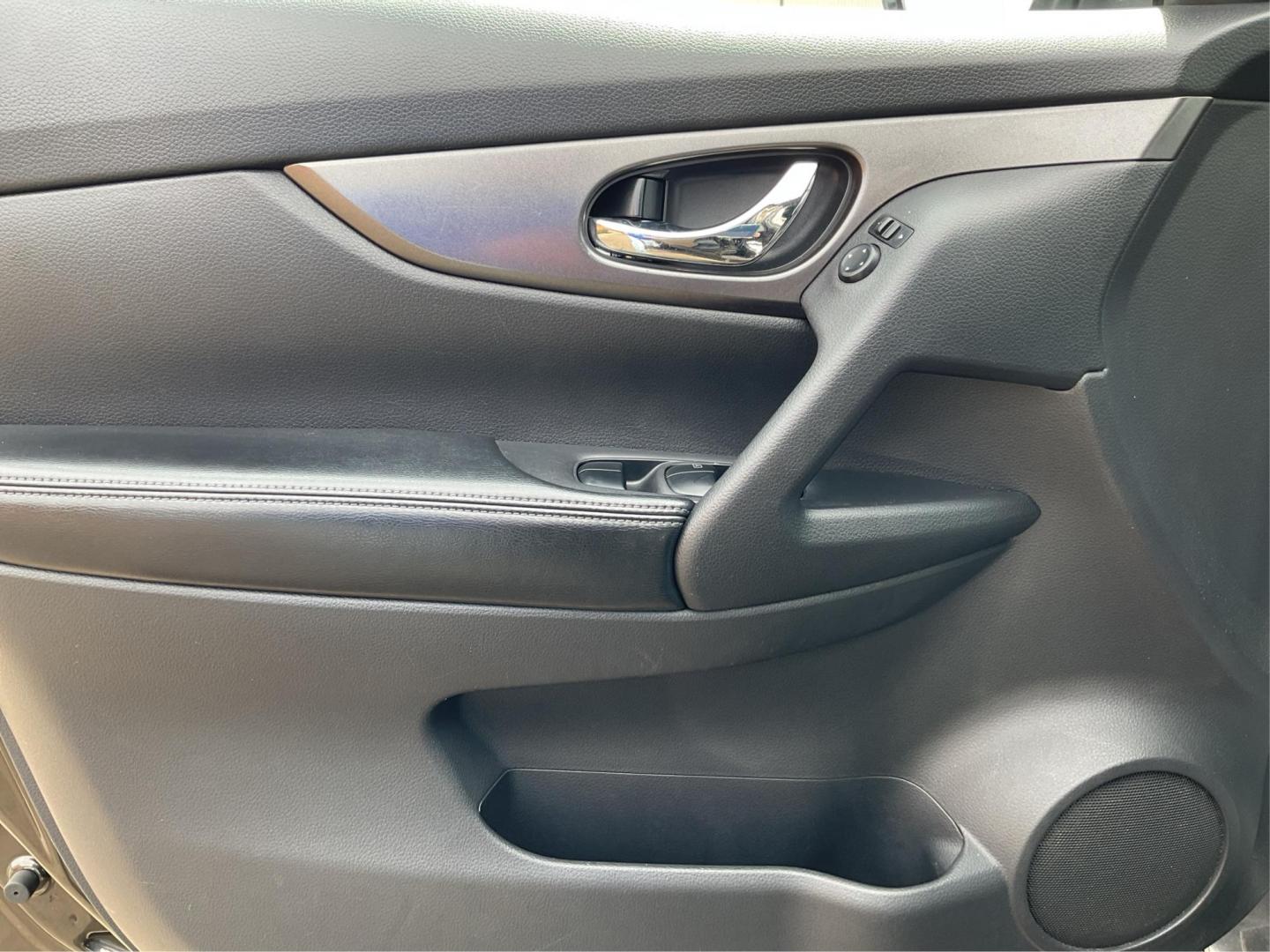 2015 Nissan Rogue SV (KNMAT2MV6FP) with an 2.5L I-4 DOHC engine, located at 1230 East Main St, Xenia, OH, 45385, (937) 908-9800, 39.688026, -83.910172 - 2015 Nissan Rogue SV - Photo#15