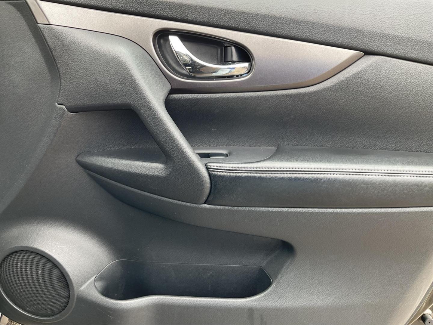 2015 Nissan Rogue SV (KNMAT2MV6FP) with an 2.5L I-4 DOHC engine, located at 1230 East Main St, Xenia, OH, 45385, (937) 908-9800, 39.688026, -83.910172 - 2015 Nissan Rogue SV - Photo#16