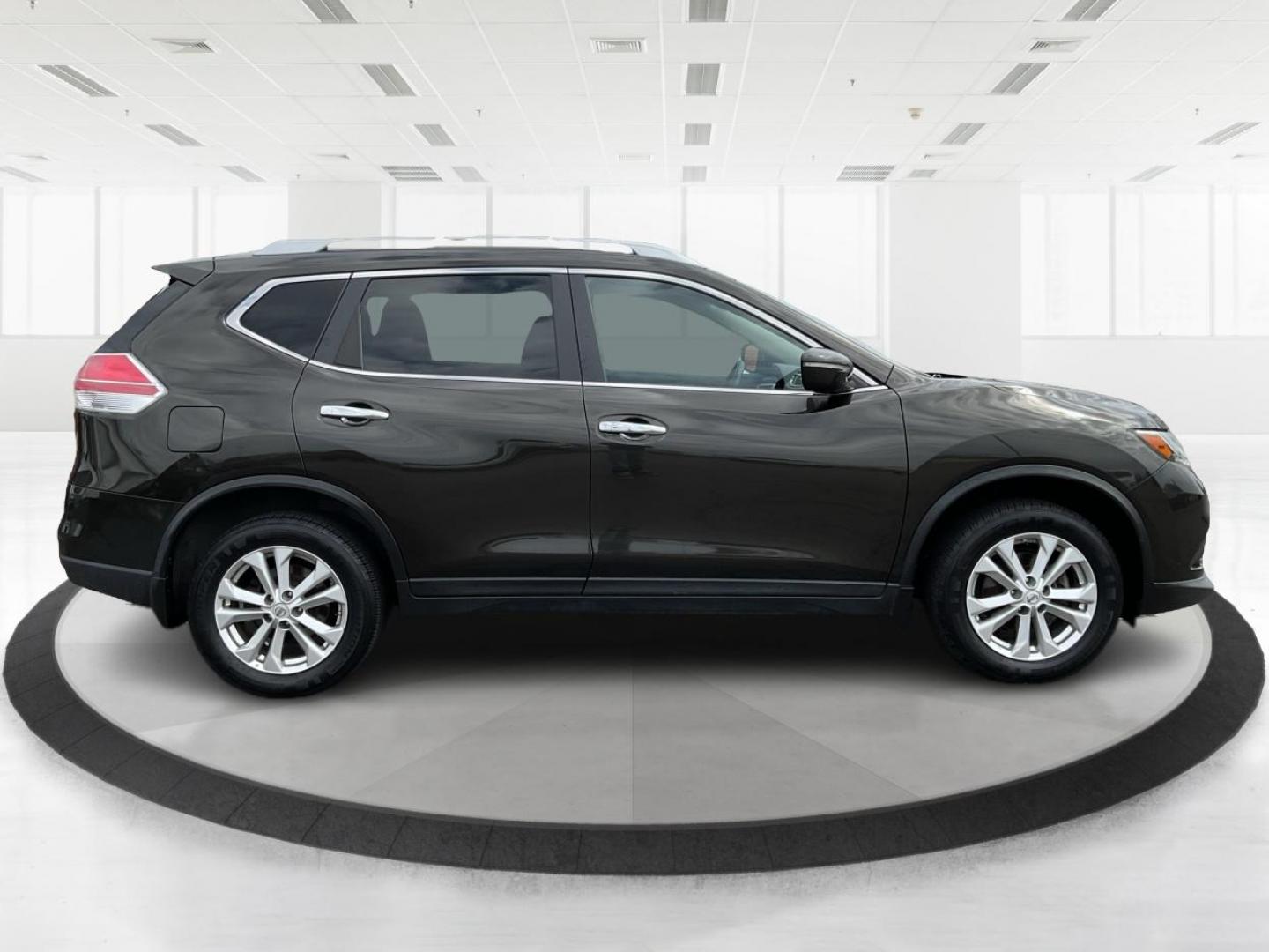 2015 Nissan Rogue SV (KNMAT2MV6FP) with an 2.5L I-4 DOHC engine, located at 1230 East Main St, Xenia, OH, 45385, (937) 908-9800, 39.688026, -83.910172 - 2015 Nissan Rogue SV - Photo#1