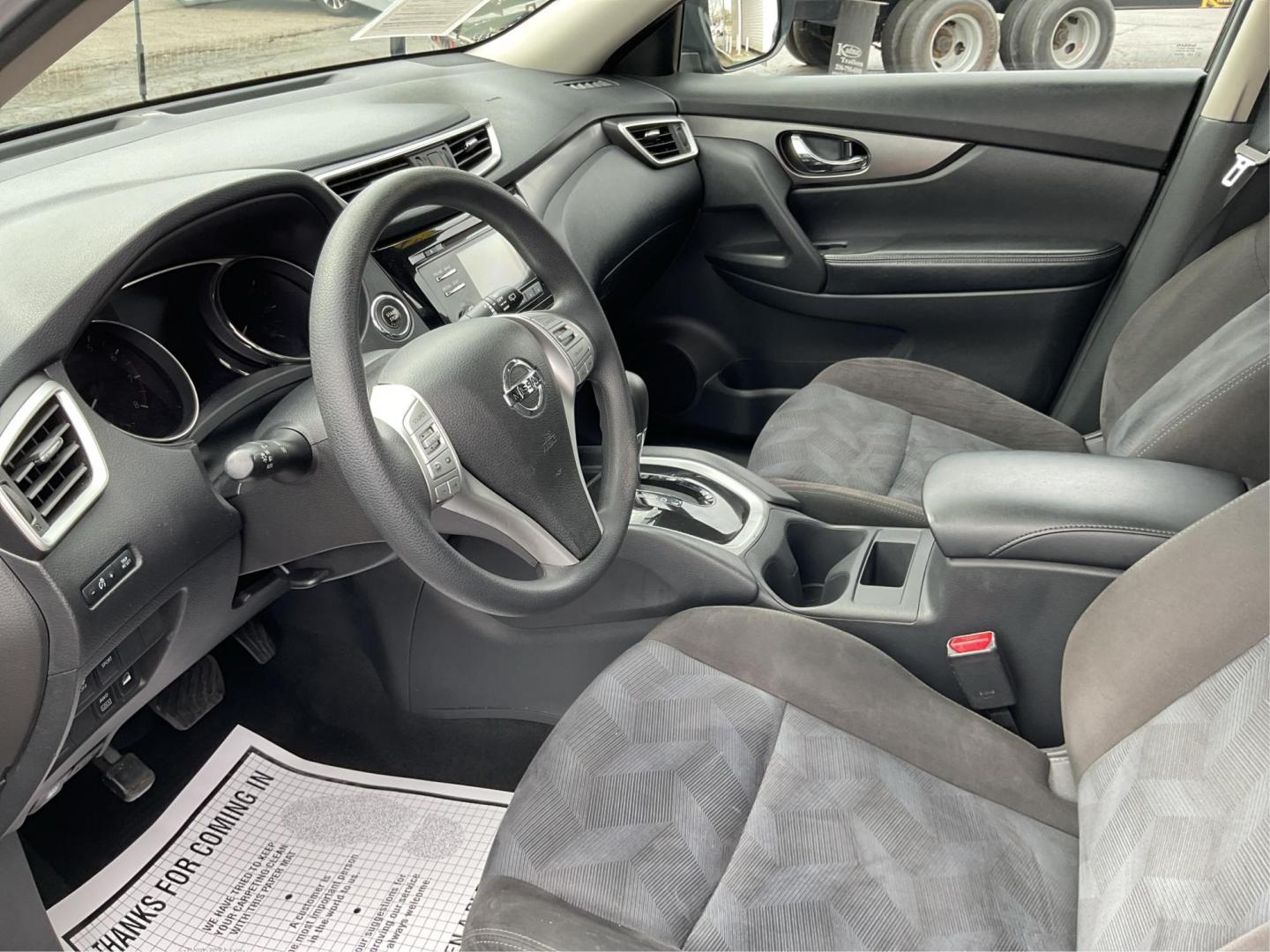 2015 Nissan Rogue SV (KNMAT2MV6FP) with an 2.5L I-4 DOHC engine, located at 1230 East Main St, Xenia, OH, 45385, (937) 908-9800, 39.688026, -83.910172 - 2015 Nissan Rogue SV - Photo#6