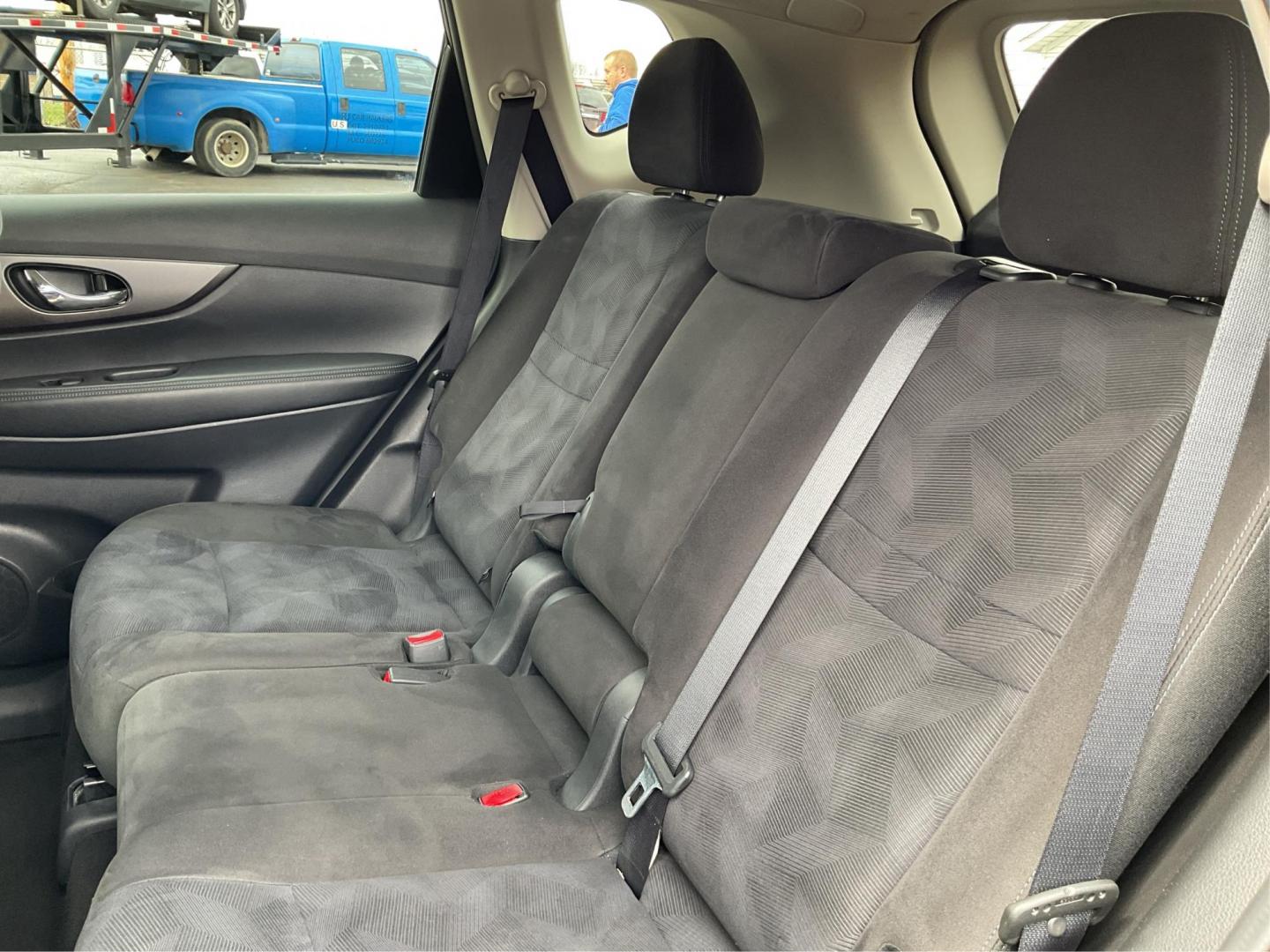 2015 Nissan Rogue SV (KNMAT2MV6FP) with an 2.5L I-4 DOHC engine, located at 1230 East Main St, Xenia, OH, 45385, (937) 908-9800, 39.688026, -83.910172 - 2015 Nissan Rogue SV - Photo#7