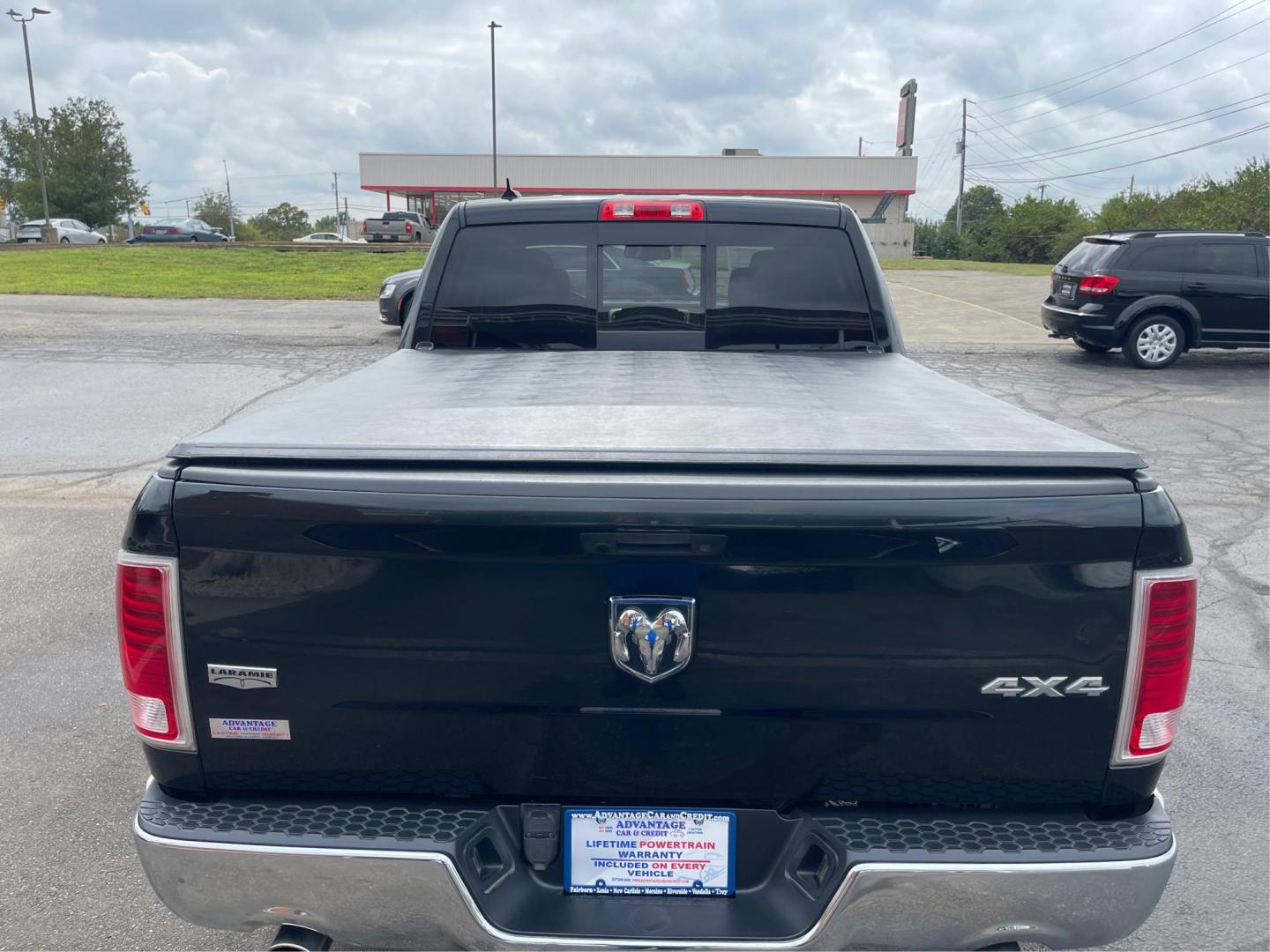 2015 Ram 1500 Laramie Crew Cab SWB 4WD (1C6RR7NT7FS) with an 5.7L V8 OHV 16V engine, 8-Speed Automatic transmission, located at 1230 East Main St, Xenia, OH, 45385, (937) 908-9800, 39.688026, -83.910172 - 2015 Ram 1500 Laramie Crew Cab SWB 4WD - Photo#11
