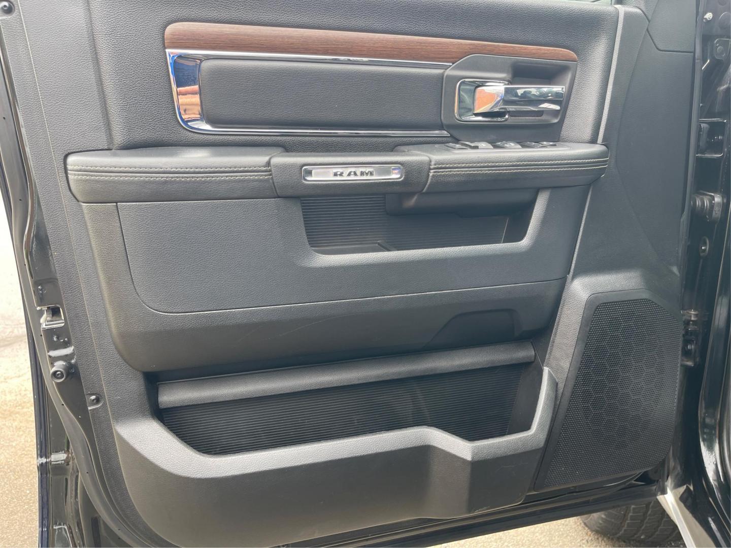 2015 Ram 1500 Laramie Crew Cab SWB 4WD (1C6RR7NT7FS) with an 5.7L V8 OHV 16V engine, 8-Speed Automatic transmission, located at 1230 East Main St, Xenia, OH, 45385, (937) 908-9800, 39.688026, -83.910172 - 2015 Ram 1500 Laramie Crew Cab SWB 4WD - Photo#18