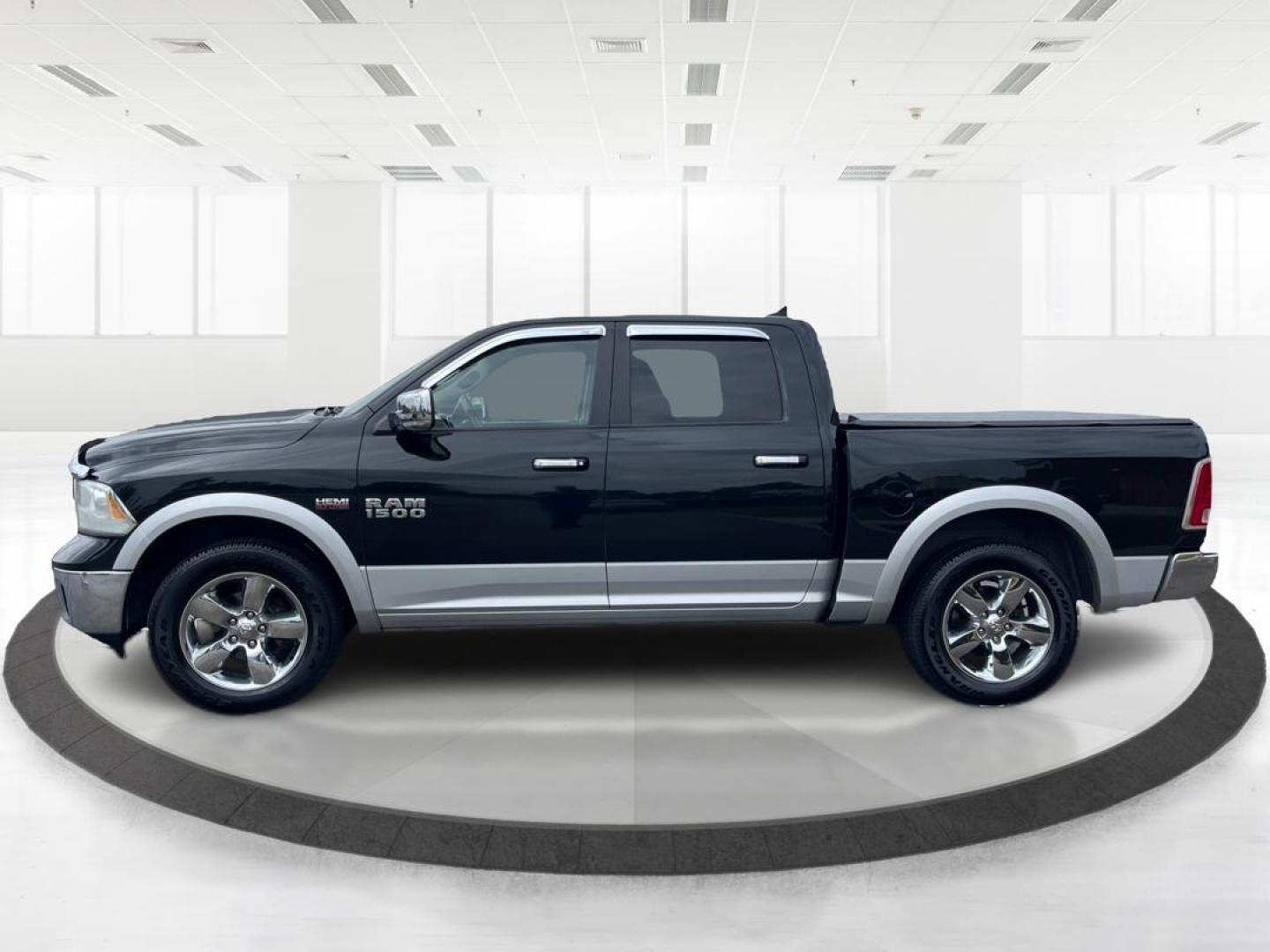 2015 Ram 1500 Laramie Crew Cab SWB 4WD (1C6RR7NT7FS) with an 5.7L V8 OHV 16V engine, 8-Speed Automatic transmission, located at 1230 East Main St, Xenia, OH, 45385, (937) 908-9800, 39.688026, -83.910172 - 2015 Ram 1500 Laramie Crew Cab SWB 4WD - Photo#5