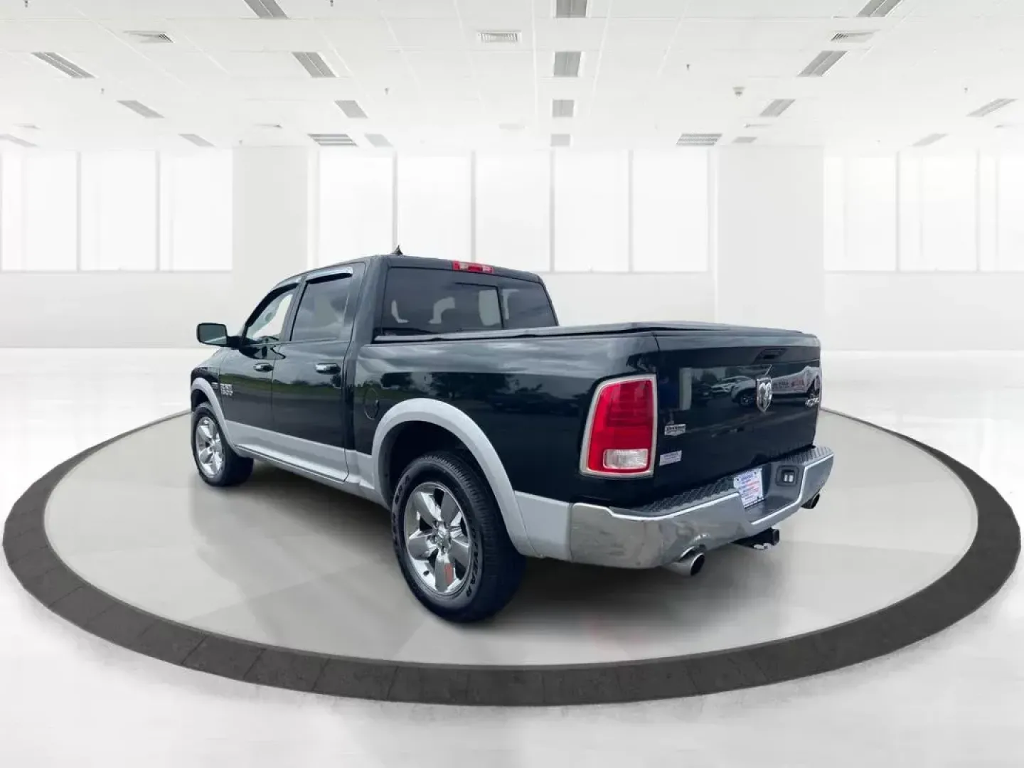 2015 Ram 1500 Laramie Crew Cab SWB 4WD (1C6RR7NT7FS) with an 5.7L V8 OHV 16V engine, 8-Speed Automatic transmission, located at 1230 East Main St, Xenia, OH, 45385, (937) 908-9800, 39.688026, -83.910172 - 2015 Ram 1500 Laramie Crew Cab SWB 4WD - Photo#5