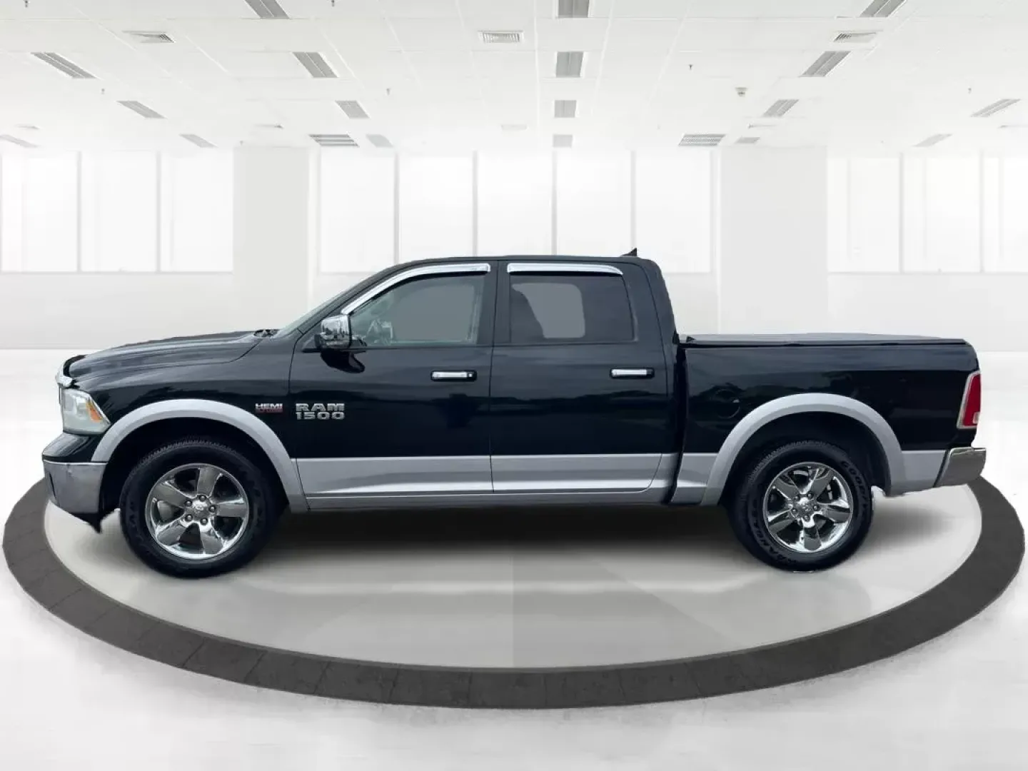 2015 Ram 1500 Laramie Crew Cab SWB 4WD (1C6RR7NT7FS) with an 5.7L V8 OHV 16V engine, 8-Speed Automatic transmission, located at 1230 East Main St, Xenia, OH, 45385, (937) 908-9800, 39.688026, -83.910172 - 2015 Ram 1500 Laramie Crew Cab SWB 4WD - Photo#6