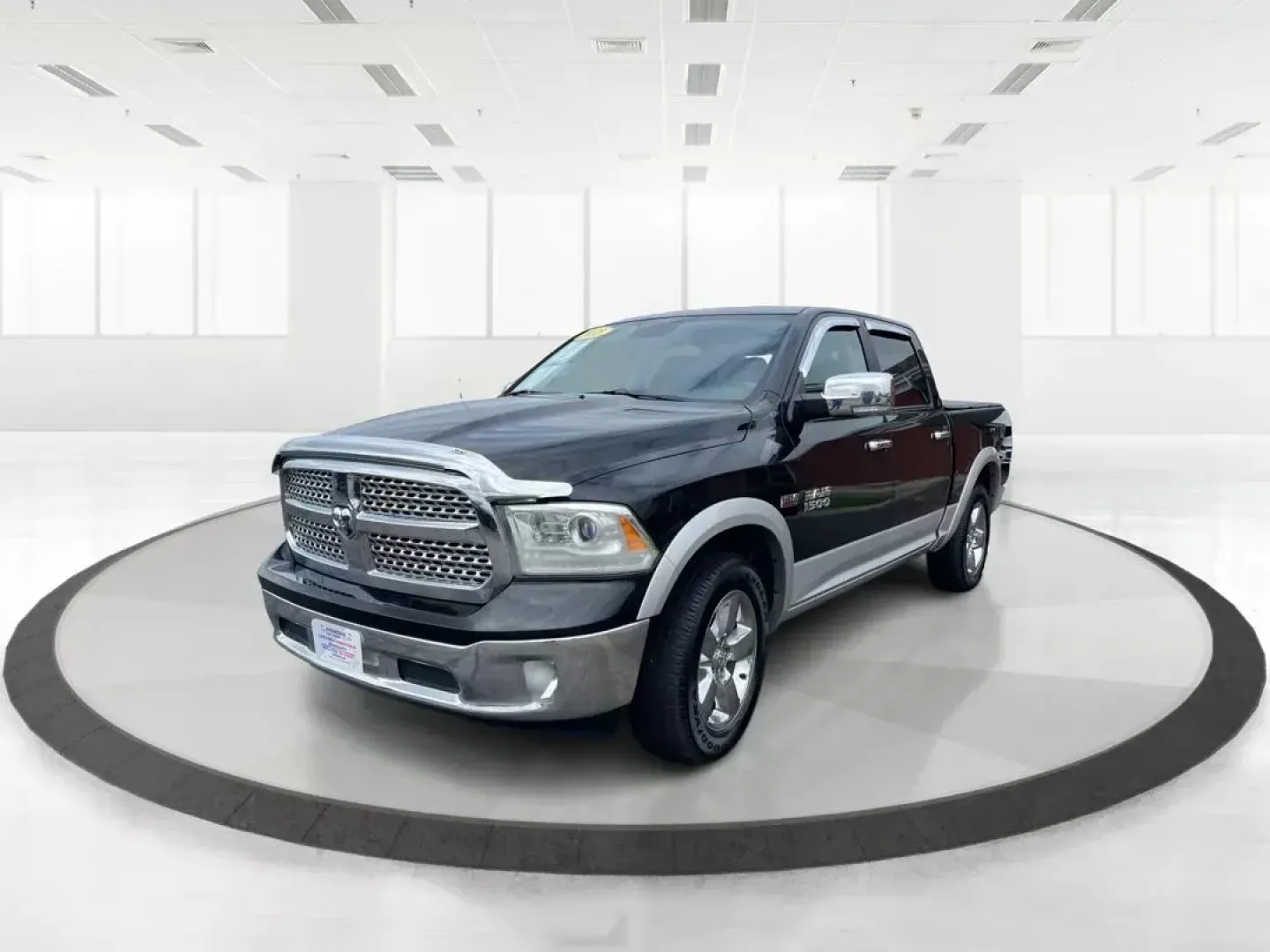 2015 Ram 1500 Laramie Crew Cab SWB 4WD (1C6RR7NT7FS) with an 5.7L V8 OHV 16V engine, 8-Speed Automatic transmission, located at 1230 East Main St, Xenia, OH, 45385, (937) 908-9800, 39.688026, -83.910172 - 2015 Ram 1500 Laramie Crew Cab SWB 4WD - Photo#8