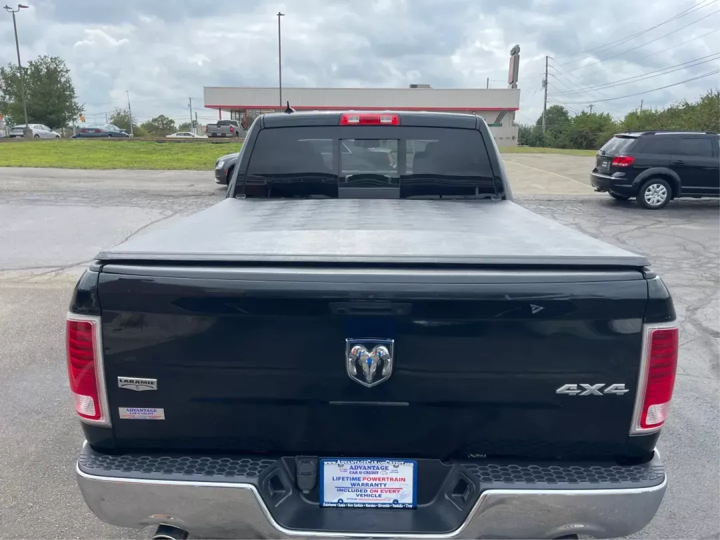 2015 Ram 1500 Laramie Crew Cab SWB 4WD (1C6RR7NT7FS) with an 5.7L V8 OHV 16V engine, 8-Speed Automatic transmission, located at 1230 East Main St, Xenia, OH, 45385, (937) 908-9800, 39.688026, -83.910172 - 2015 Ram 1500 Laramie Crew Cab SWB 4WD - Photo#12