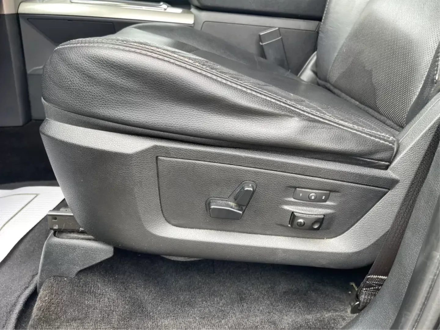 2015 Ram 1500 Laramie Crew Cab SWB 4WD (1C6RR7NT7FS) with an 5.7L V8 OHV 16V engine, 8-Speed Automatic transmission, located at 1230 East Main St, Xenia, OH, 45385, (937) 908-9800, 39.688026, -83.910172 - 2015 Ram 1500 Laramie Crew Cab SWB 4WD - Photo#18