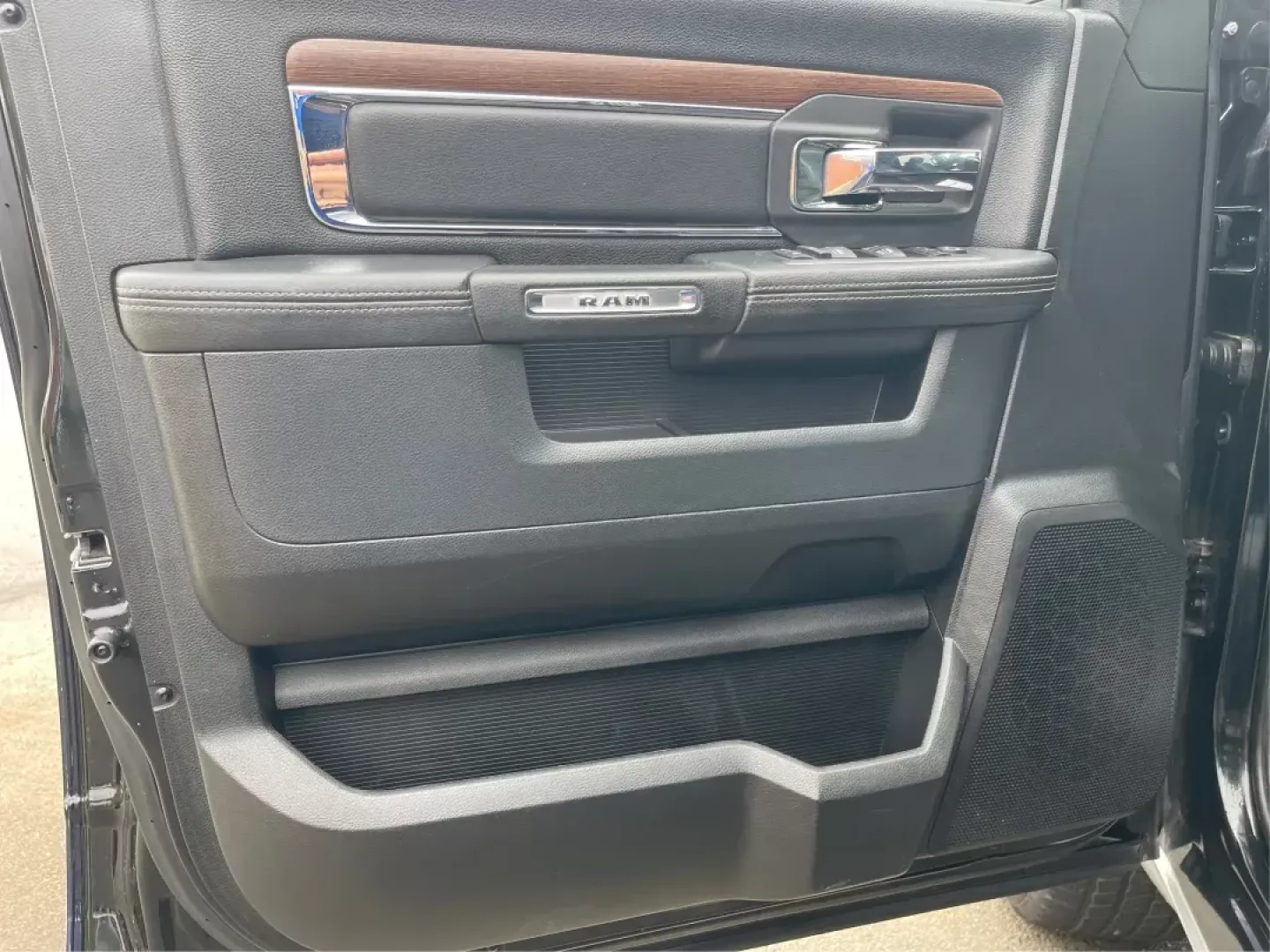 2015 Ram 1500 Laramie Crew Cab SWB 4WD (1C6RR7NT7FS) with an 5.7L V8 OHV 16V engine, 8-Speed Automatic transmission, located at 1230 East Main St, Xenia, OH, 45385, (937) 908-9800, 39.688026, -83.910172 - 2015 Ram 1500 Laramie Crew Cab SWB 4WD - Photo#19