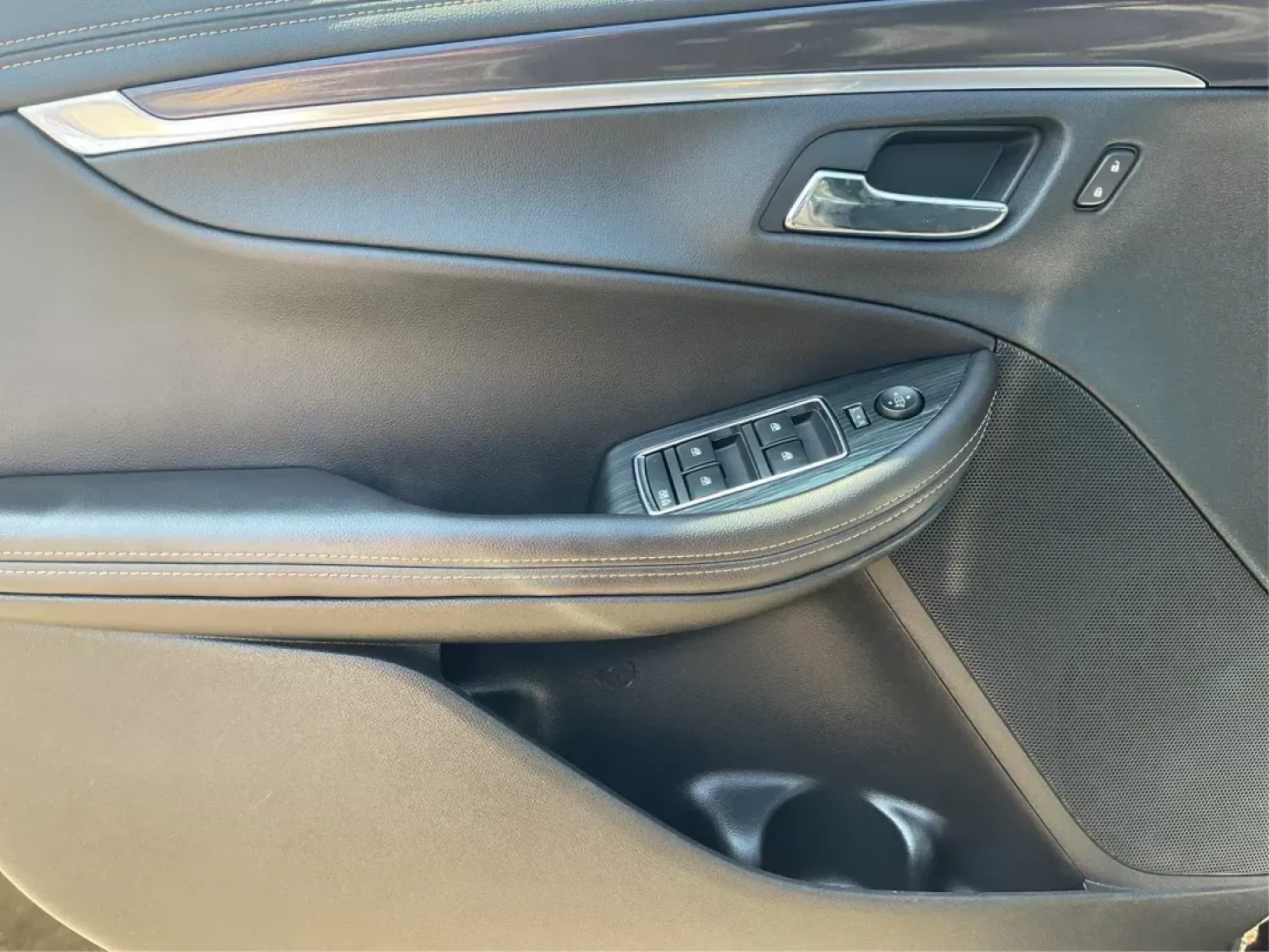 2016 Chevrolet Impala LT (2G1115S37G9) with an 3.6L V-6 gasoline direct injection engine, located at 880 E. National Road, Vandalia, OH, 45377, (937) 908-9800, 39.891918, -84.183594 - **Unleash Your Driving Potential with the 2016 Chevrolet Impala LT at Advantage Car and Credit!** <br /> <br /> Are you looking for a reliable sedan that can handle everything from daily commutes to weekend getaways? Look no further than the stunning 2016 Chevrolet Impala LT, available now at Advant - Photo#17