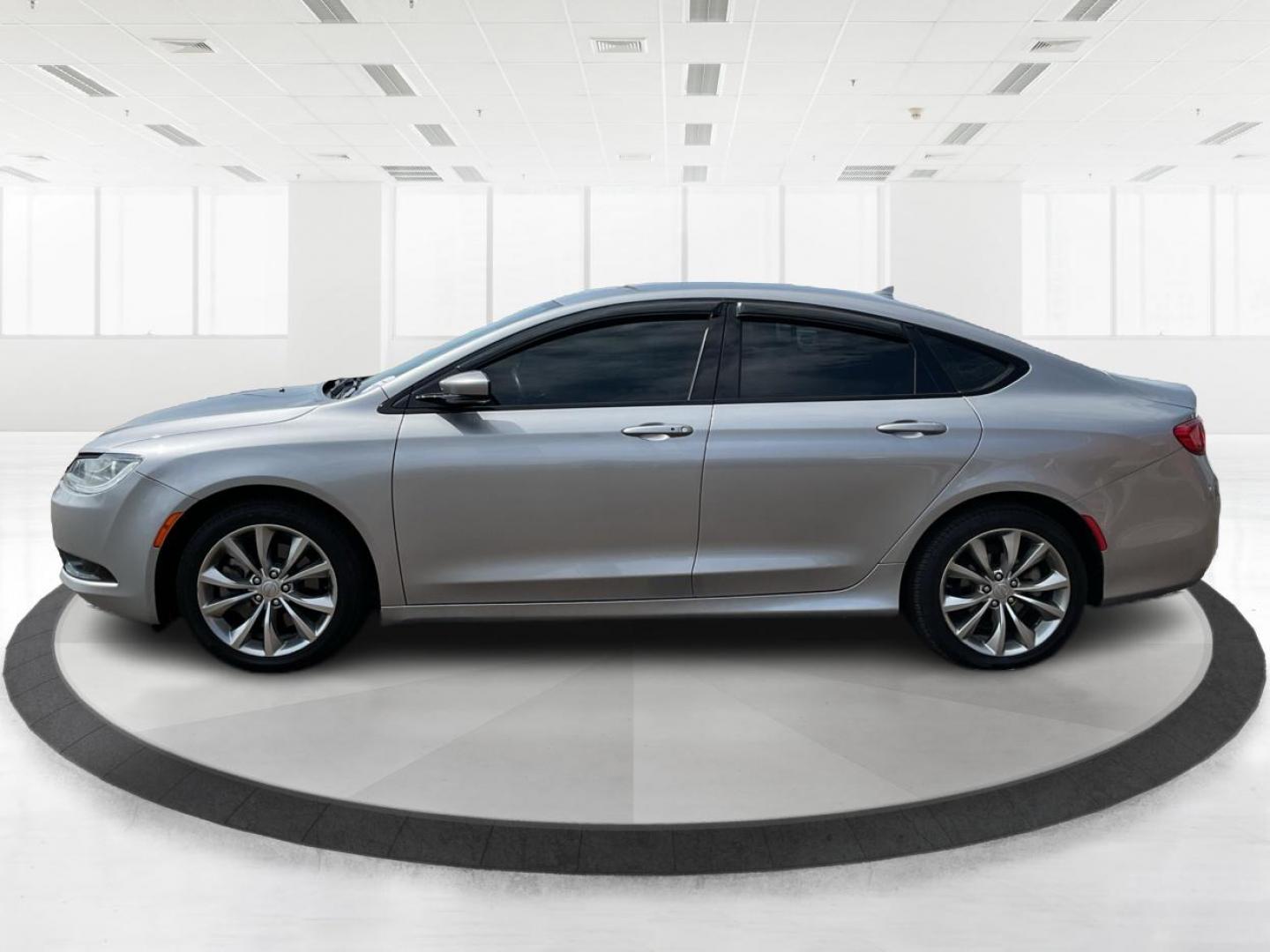 2016 Chrysler 200 S (1C3CCCDG8GN) with an Pentastar 3.6L V-6 DOHC engine, located at 401 Woodman Dr, Riverside, OH, 45431, (937) 908-9800, 39.760899, -84.123421 - 2016 Chrysler 200 S - Photo#5