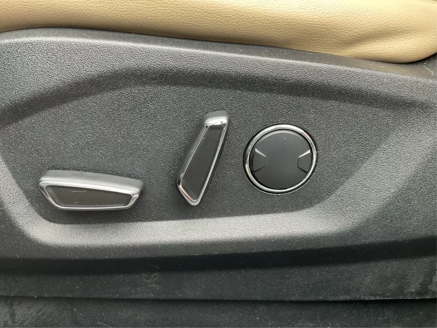 2016 Ford Edge SEL (2FMPK4J92GB) with an Other engine, located at 1184 Kauffman Ave, Fairborn, OH, 45324, (937) 908-9800, 39.807072, -84.030914 - **Explore Adventure with the 2016 Ford Edge SEL - Your Next Family-Friendly SUV Awaits!**<br /> <br /> Ready to elevate your driving experience? Whether you're commuting to work, planning a weekend getaway, or shuttling the family around Fairborn, OH, the 2016 Ford Edge SEL is the perfect SUV for yo - Photo#17