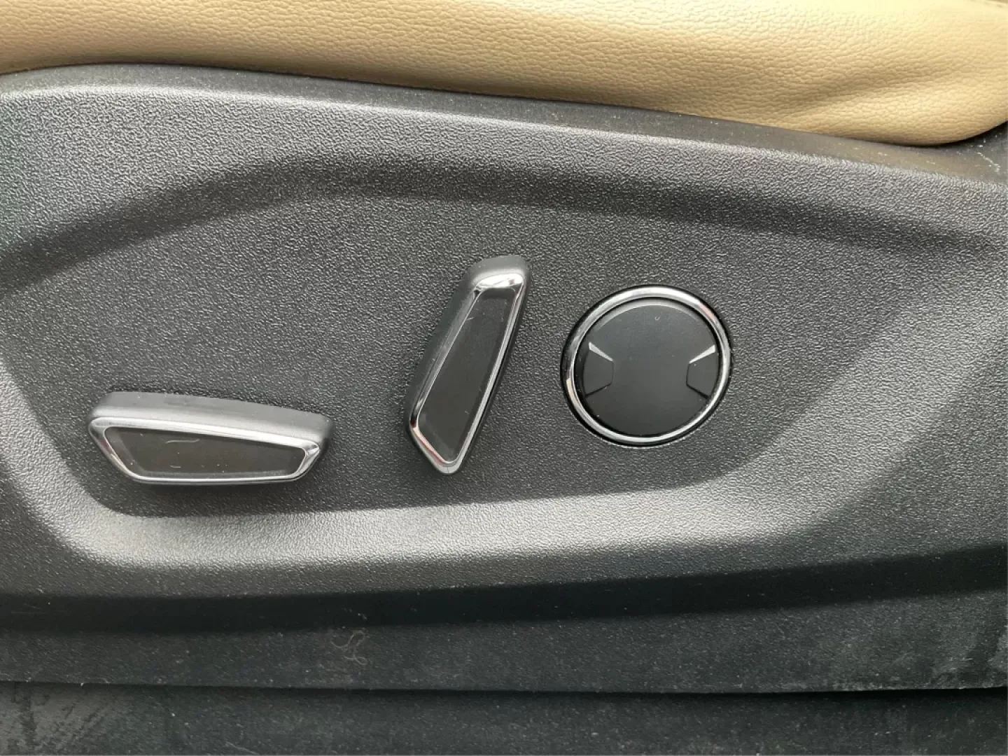 2016 Ford Edge SEL (2FMPK4J92GB) with an Other engine, located at 1184 Kauffman Ave, Fairborn, OH, 45324, (937) 908-9800, 39.807072, -84.030914 - Discover the perfect blend of comfort, style, and functionality with the 2016 Ford Edge SEL, available now at Advantage Car and Credit in Fairborn, OH. Whether you're a growing family in need of extra space, a commuter seeking reliability, or a weekend adventurer ready to explore, this SUV is design - Photo#18