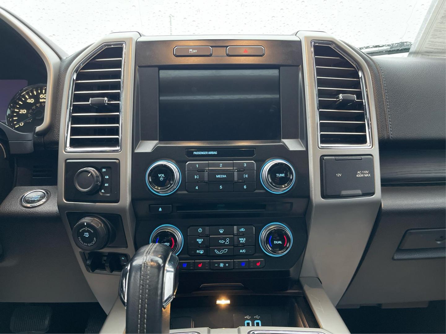 2016 Ford F-150 Lariat SuperCrew 5.5-ft. Bed 4WD (1FTFW1EG3GF) with an 3.5 V6 engine, 6-Speed Automatic transmission, located at 1184 Kauffman Ave, Fairborn, OH, 45324, (937) 908-9800, 39.807072, -84.030914 - 2016 Ford F-150 Lariat SuperCrew 5.5-ft. Bed 4WD - Photo#12