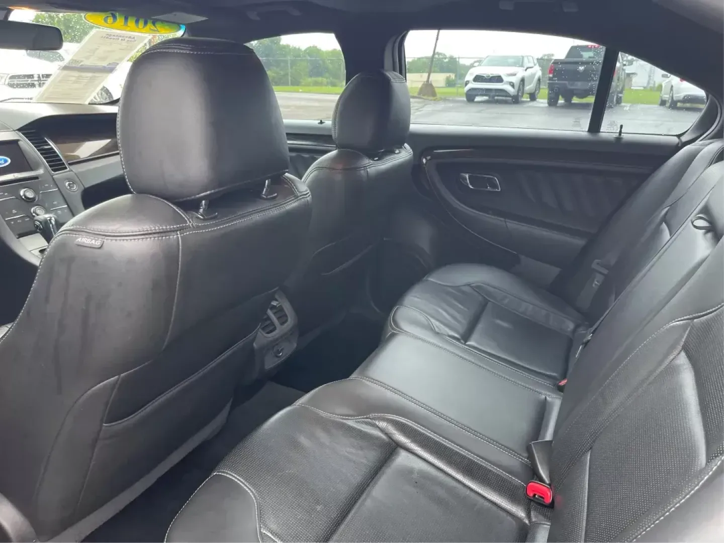 2016 Ford Taurus Limited (1FAHP2F82GG) with an EcoBoost 2L I-4 gasoline direct injection engine, located at 8750 N County Rd 25A, Piqua, OH, 45356, (937) 908-9800, 40.164391, -84.232513 - **Experience the Ultimate in Comfort and Style with the 2016 Ford Taurus Limited at Advantage Car and Credit!**<br /> <br /> Are you searching for a reliable sedan that seamlessly fits into your busy lifestyle? Whether you're commuting to work, taking the kids to soccer practice, or planning a weeke - Photo#9