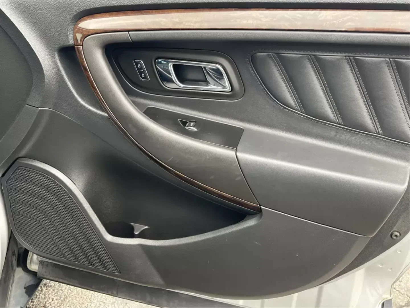 2016 Ford Taurus Limited (1FAHP2F82GG) with an EcoBoost 2L I-4 gasoline direct injection engine, located at 8750 N County Rd 25A, Piqua, OH, 45356, (937) 908-9800, 40.164391, -84.232513 - **Experience the Ultimate in Comfort and Style with the 2016 Ford Taurus Limited at Advantage Car and Credit!**<br /> <br /> Are you searching for a reliable sedan that seamlessly fits into your busy lifestyle? Whether you're commuting to work, taking the kids to soccer practice, or planning a weeke - Photo#18