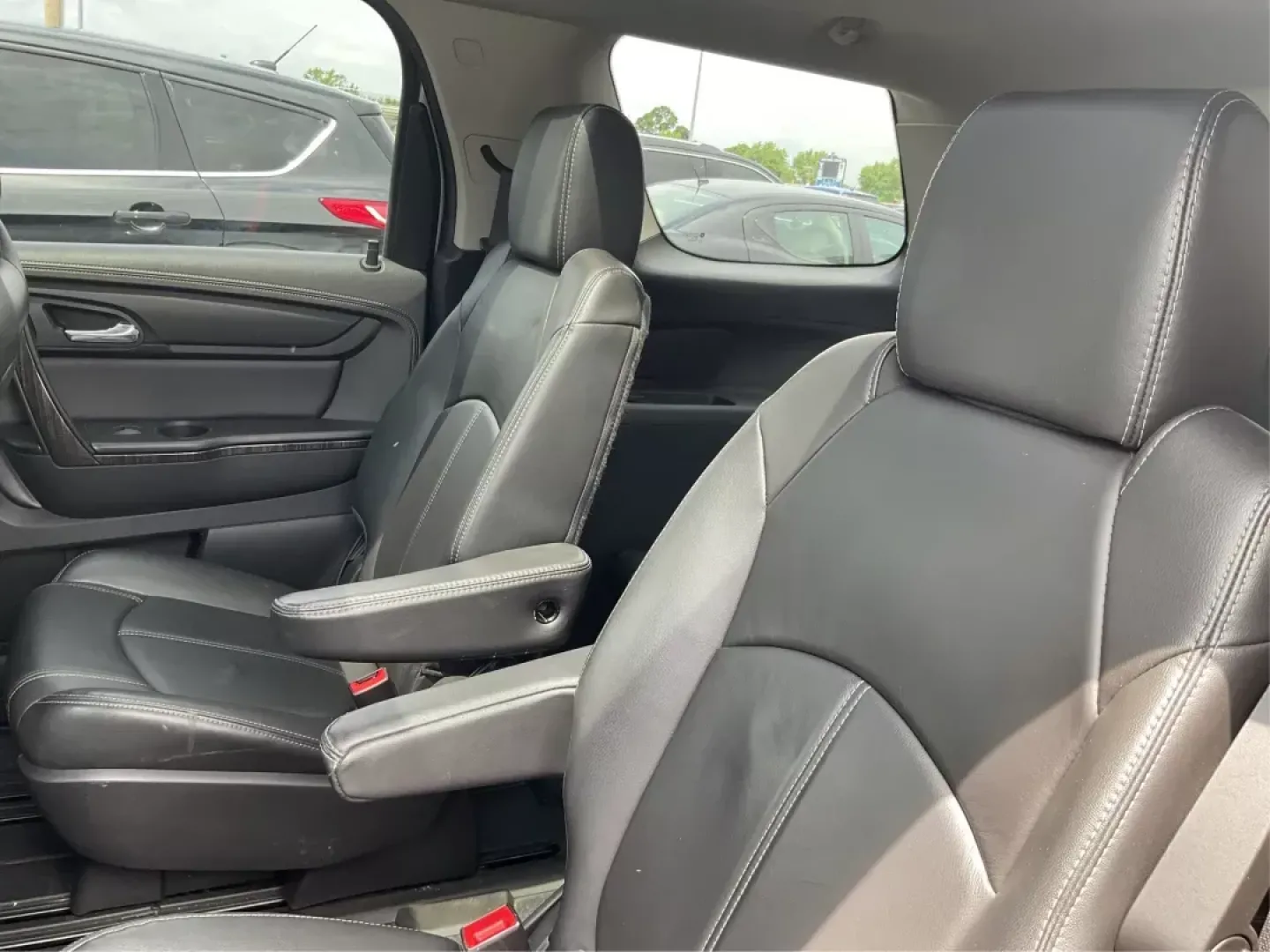2016 GMC Acadia SLT-1 (1GKKVRKD0GJ) with an 3.6L V-6 gasoline direct injection engine, located at 880 E. National Road, Vandalia, OH, 45377, (937) 908-9800, 39.891918, -84.183594 - **Discover Your Next Adventure in This 2016 GMC Acadia SLT-1!**<br /> <br /> Are you ready to elevate your family road trips or weekend getaways? This impressive 2016 GMC Acadia SLT-1, available at Advantage Car and Credit in Fairborn, OH, is the perfect SUV for those who cherish both comfort and ve - Photo#9