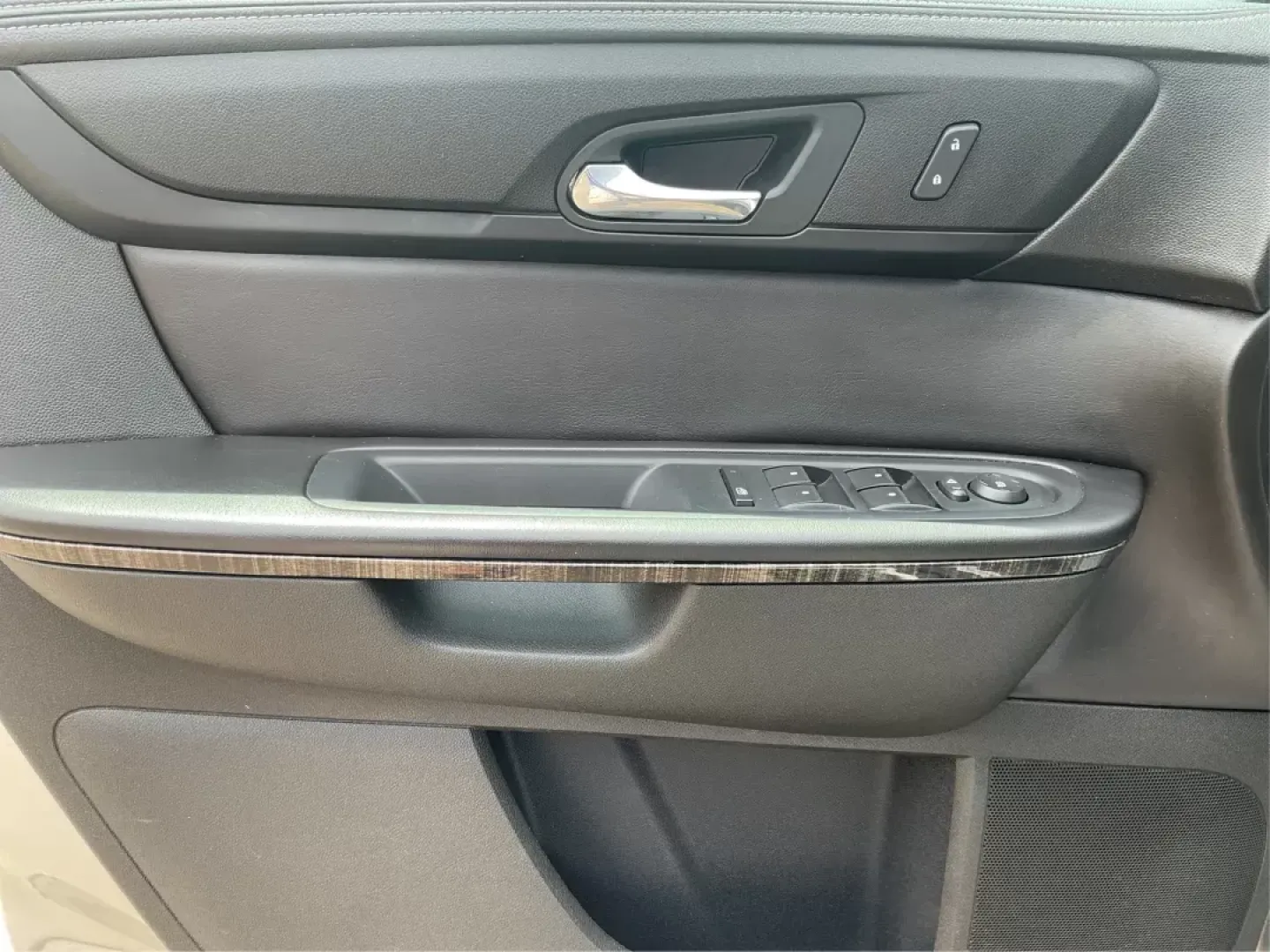 2016 GMC Acadia SLT-1 (1GKKVRKD0GJ) with an 3.6L V-6 gasoline direct injection engine, located at 880 E. National Road, Vandalia, OH, 45377, (937) 908-9800, 39.891918, -84.183594 - **Discover Your Next Adventure in This 2016 GMC Acadia SLT-1!**<br /> <br /> Are you ready to elevate your family road trips or weekend getaways? This impressive 2016 GMC Acadia SLT-1, available at Advantage Car and Credit in Fairborn, OH, is the perfect SUV for those who cherish both comfort and ve - Photo#18