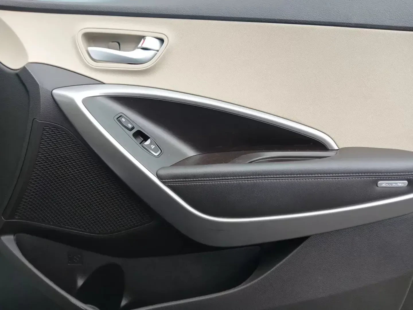 2016 Hyundai Santa Fe Sport 2.4 FWD (5XYZU3LB8GG) with an 2.4L L4 DOHC 16V engine, 6-Speed Automatic transmission, located at 1230 East Main St, Xenia, OH, 45385, (937) 908-9800, 39.688026, -83.910172 - 2016 Hyundai Santa Fe Sport 2.4 FWD - Photo#20