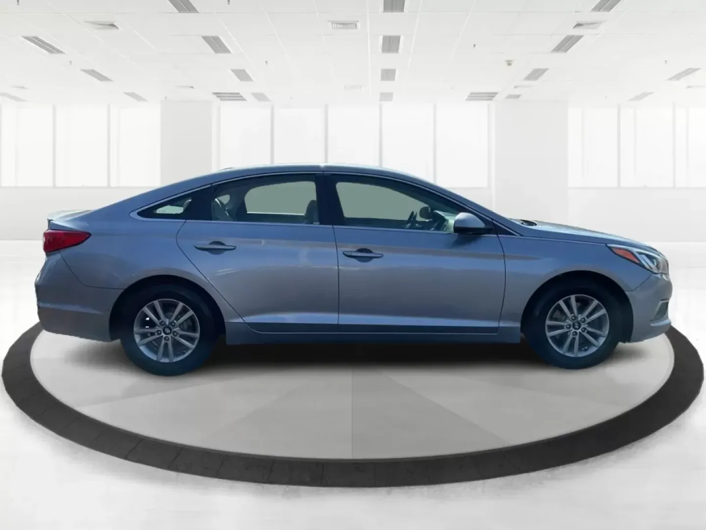 2016 Hyundai Sonata SE (5NPE24AF8GH) with an 2.4L I-4 gasoline direct injection engine, located at 4508 South Dixie Dr, Moraine, OH, 45439, (937) 908-9800, 39.689976, -84.218452 - Are you in search of a reliable sedan that's perfect for daily commutes, weekend getaways, or family outings? Look no further than this 2016 Hyundai Sonata SE, now available at Advantage Car and Credit in Fairborn, OH. With its sleek Symphony Silver exterior and impressive features, this vehicle is - Photo#1