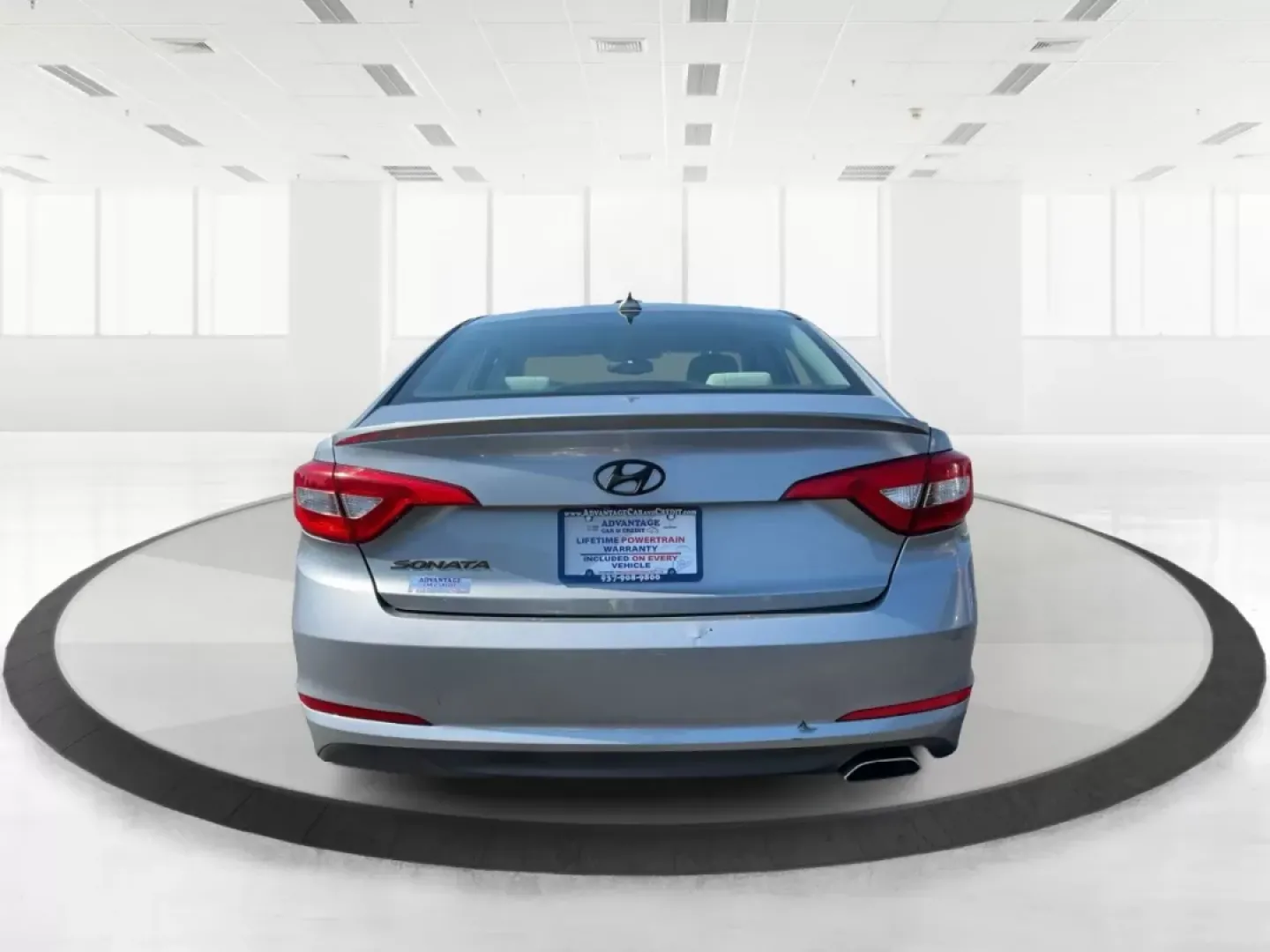 2016 Hyundai Sonata SE (5NPE24AF8GH) with an 2.4L I-4 gasoline direct injection engine, located at 4508 South Dixie Dr, Moraine, OH, 45439, (937) 908-9800, 39.689976, -84.218452 - Are you in search of a reliable sedan that's perfect for daily commutes, weekend getaways, or family outings? Look no further than this 2016 Hyundai Sonata SE, now available at Advantage Car and Credit in Fairborn, OH. With its sleek Symphony Silver exterior and impressive features, this vehicle is - Photo#3