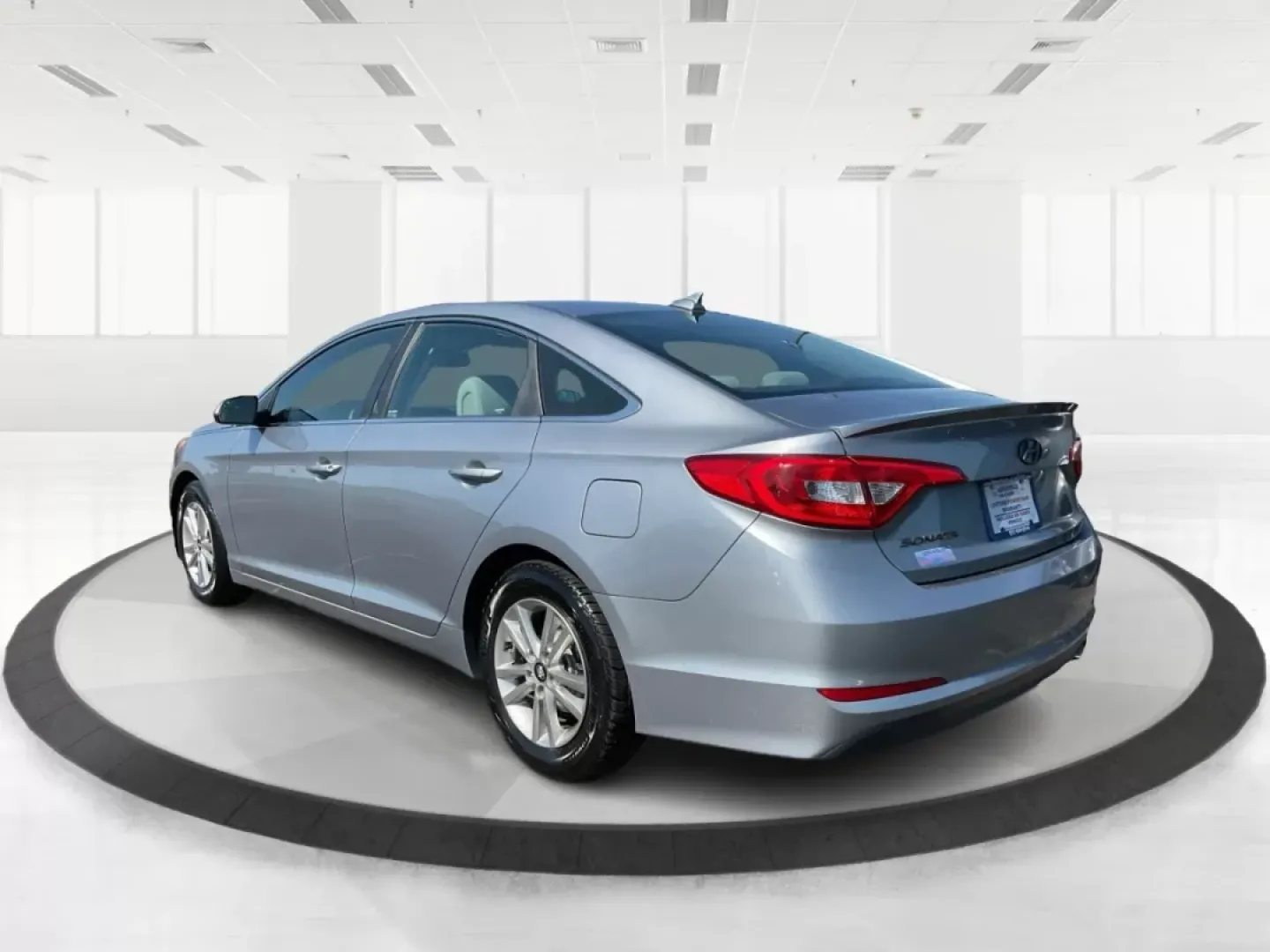 2016 Hyundai Sonata SE (5NPE24AF8GH) with an 2.4L I-4 gasoline direct injection engine, located at 4508 South Dixie Dr, Moraine, OH, 45439, (937) 908-9800, 39.689976, -84.218452 - Are you in search of a reliable sedan that's perfect for daily commutes, weekend getaways, or family outings? Look no further than this 2016 Hyundai Sonata SE, now available at Advantage Car and Credit in Fairborn, OH. With its sleek Symphony Silver exterior and impressive features, this vehicle is - Photo#4