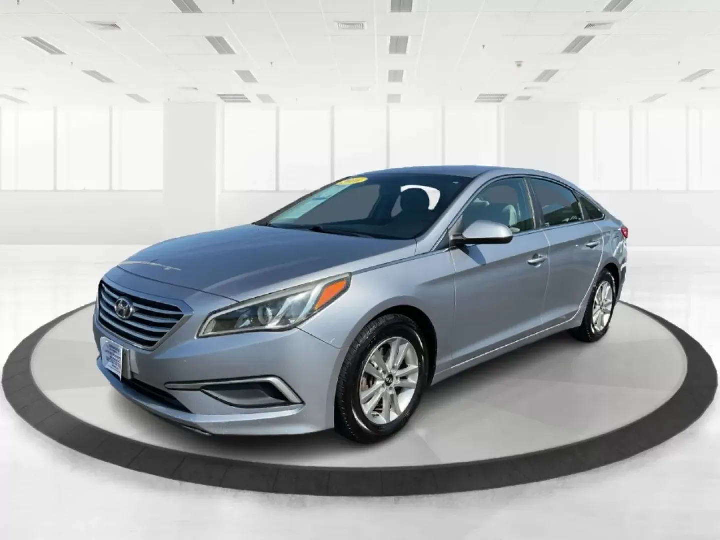 2016 Hyundai Sonata SE (5NPE24AF8GH) with an 2.4L I-4 gasoline direct injection engine, located at 4508 South Dixie Dr, Moraine, OH, 45439, (937) 908-9800, 39.689976, -84.218452 - Are you in search of a reliable sedan that's perfect for daily commutes, weekend getaways, or family outings? Look no further than this 2016 Hyundai Sonata SE, now available at Advantage Car and Credit in Fairborn, OH. With its sleek Symphony Silver exterior and impressive features, this vehicle is - Photo#7