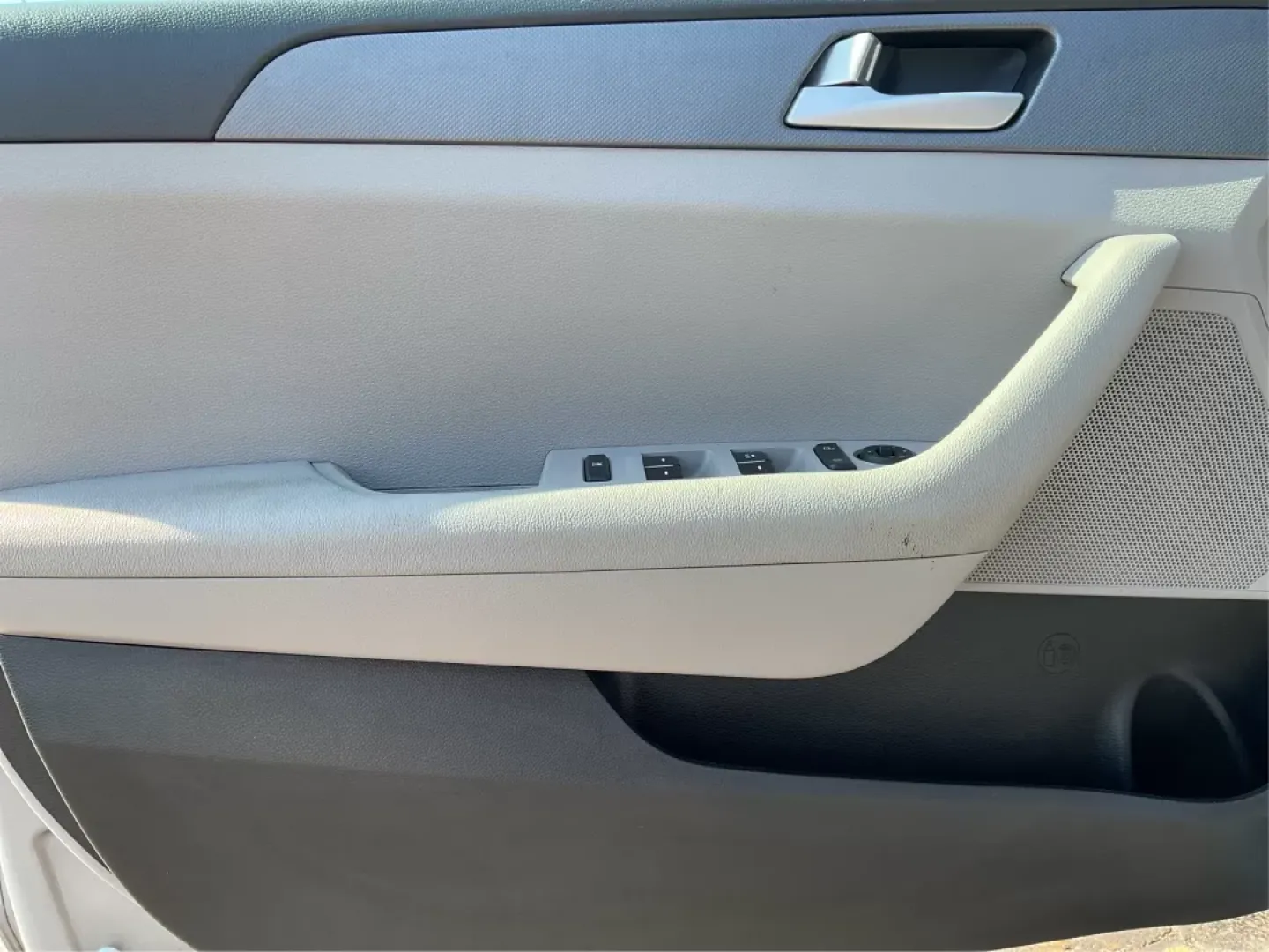 2016 Hyundai Sonata SE (5NPE24AF8GH) with an 2.4L I-4 gasoline direct injection engine, located at 4508 South Dixie Dr, Moraine, OH, 45439, (937) 908-9800, 39.689976, -84.218452 - Are you in search of a reliable sedan that's perfect for daily commutes, weekend getaways, or family outings? Look no further than this 2016 Hyundai Sonata SE, now available at Advantage Car and Credit in Fairborn, OH. With its sleek Symphony Silver exterior and impressive features, this vehicle is - Photo#16