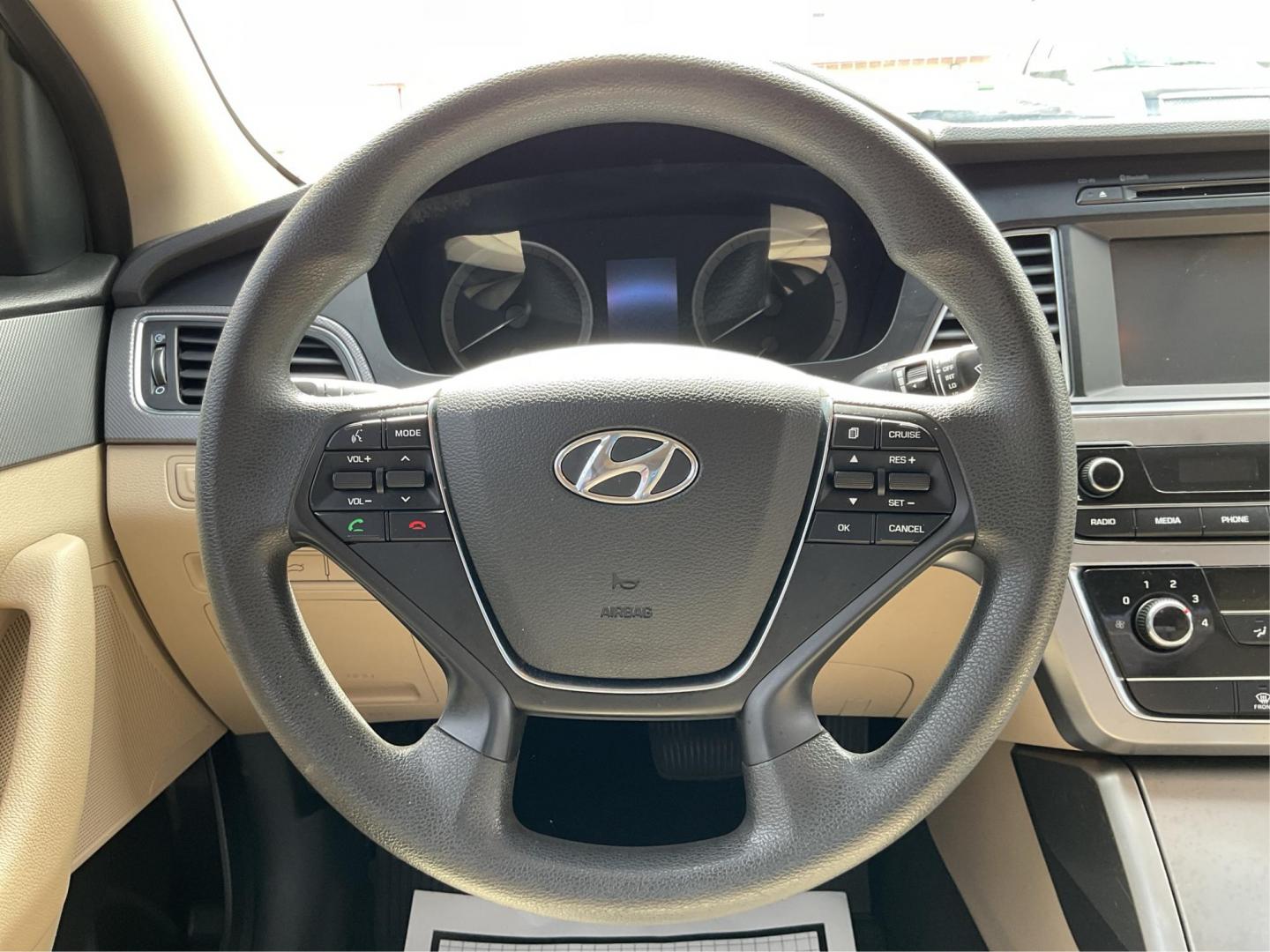2016 Hyundai Sonata SE (5NPE24AF9GH) with an 2.4L I-4 gasoline direct injection engine, located at 1230 East Main St, Xenia, OH, 45385, (937) 908-9800, 39.688026, -83.910172 - 2016 Hyundai Sonata SE - Photo#15