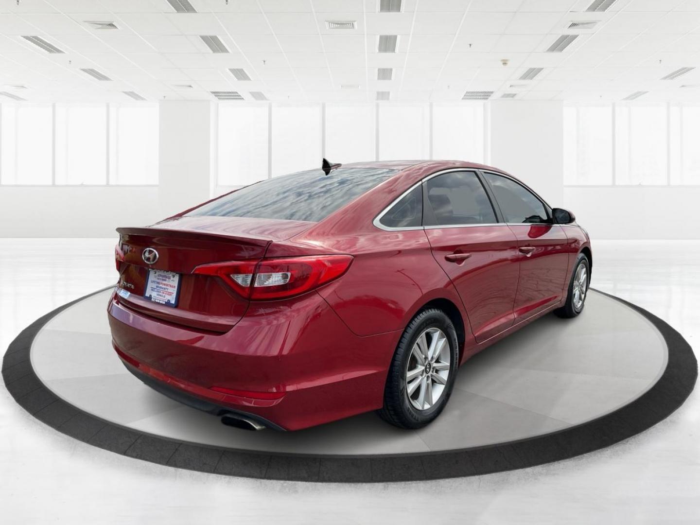 2016 Hyundai Sonata SE (5NPE24AF9GH) with an 2.4L I-4 gasoline direct injection engine, located at 1230 East Main St, Xenia, OH, 45385, (937) 908-9800, 39.688026, -83.910172 - 2016 Hyundai Sonata SE - Photo#2