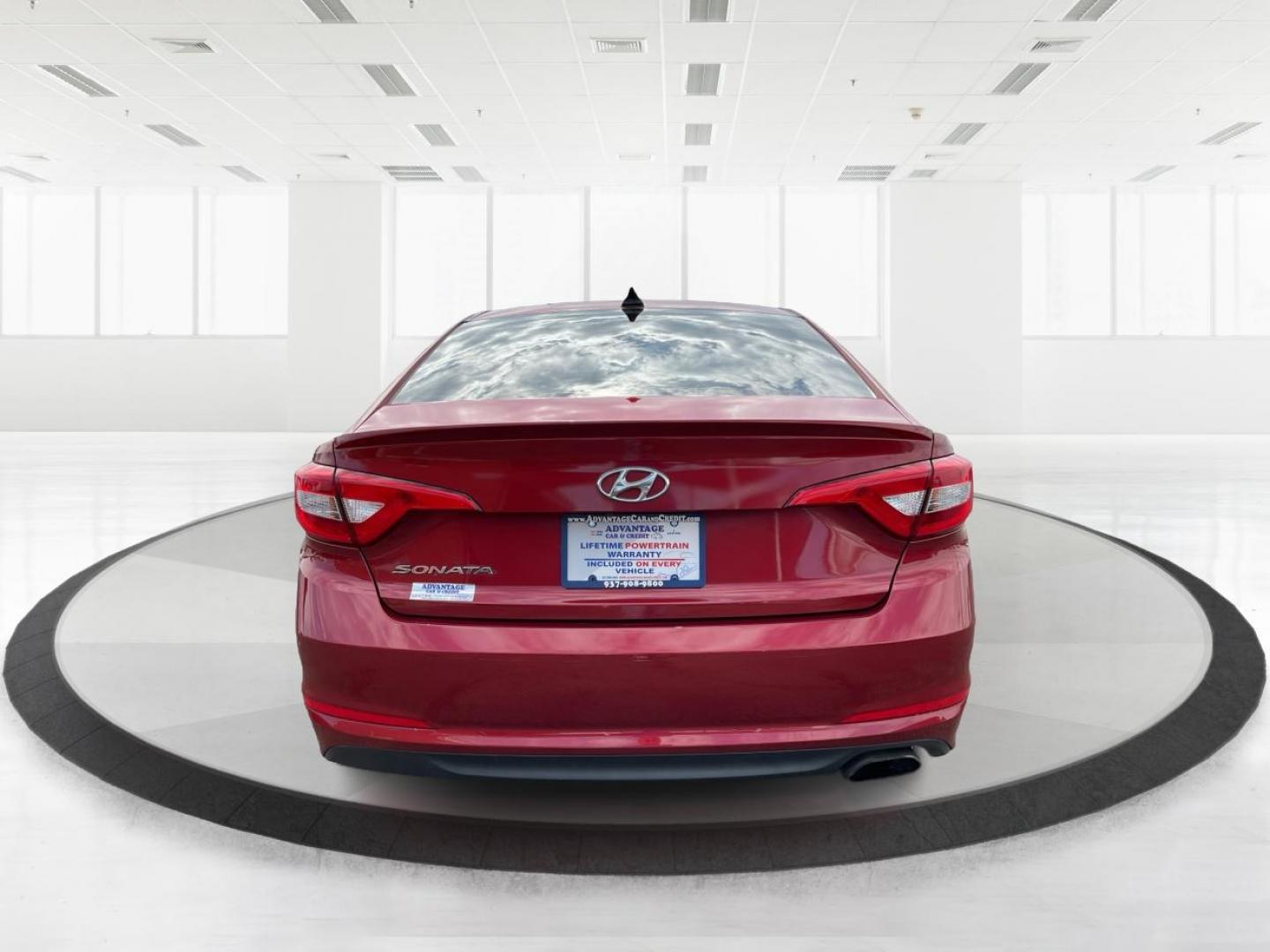 2016 Hyundai Sonata SE (5NPE24AF9GH) with an 2.4L I-4 gasoline direct injection engine, located at 1230 East Main St, Xenia, OH, 45385, (937) 908-9800, 39.688026, -83.910172 - 2016 Hyundai Sonata SE - Photo#3