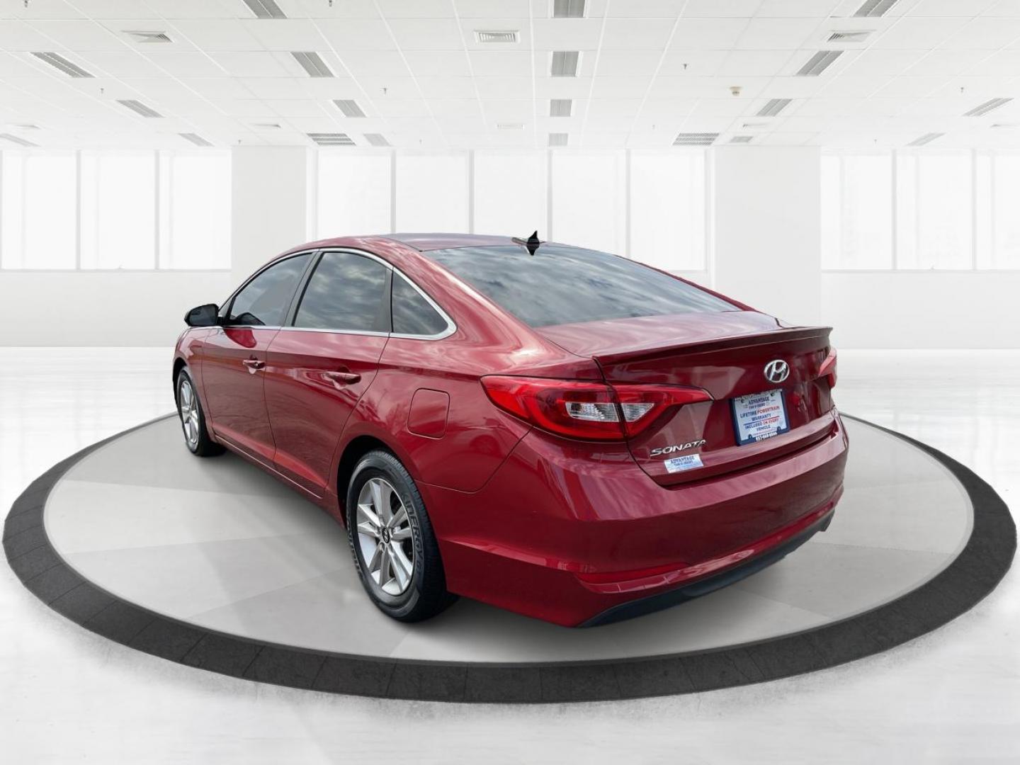 2016 Hyundai Sonata SE (5NPE24AF9GH) with an 2.4L I-4 gasoline direct injection engine, located at 1230 East Main St, Xenia, OH, 45385, (937) 908-9800, 39.688026, -83.910172 - 2016 Hyundai Sonata SE - Photo#4