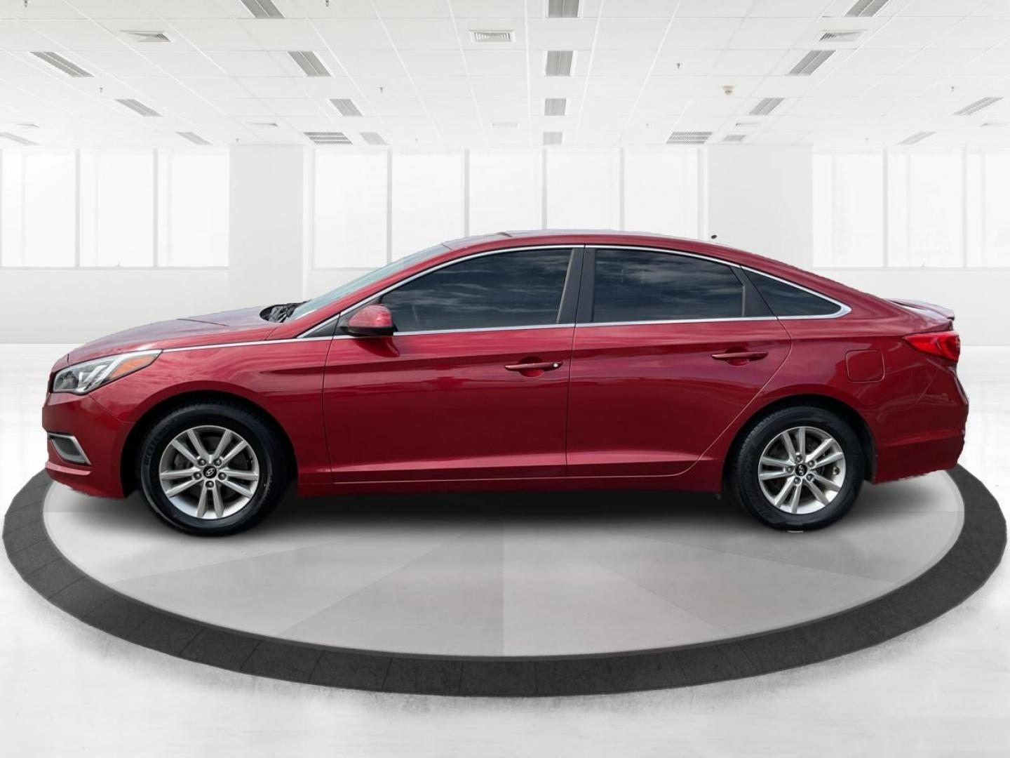 2016 Hyundai Sonata SE (5NPE24AF9GH) with an 2.4L I-4 gasoline direct injection engine, located at 1230 East Main St, Xenia, OH, 45385, (937) 908-9800, 39.688026, -83.910172 - 2016 Hyundai Sonata SE - Photo#5