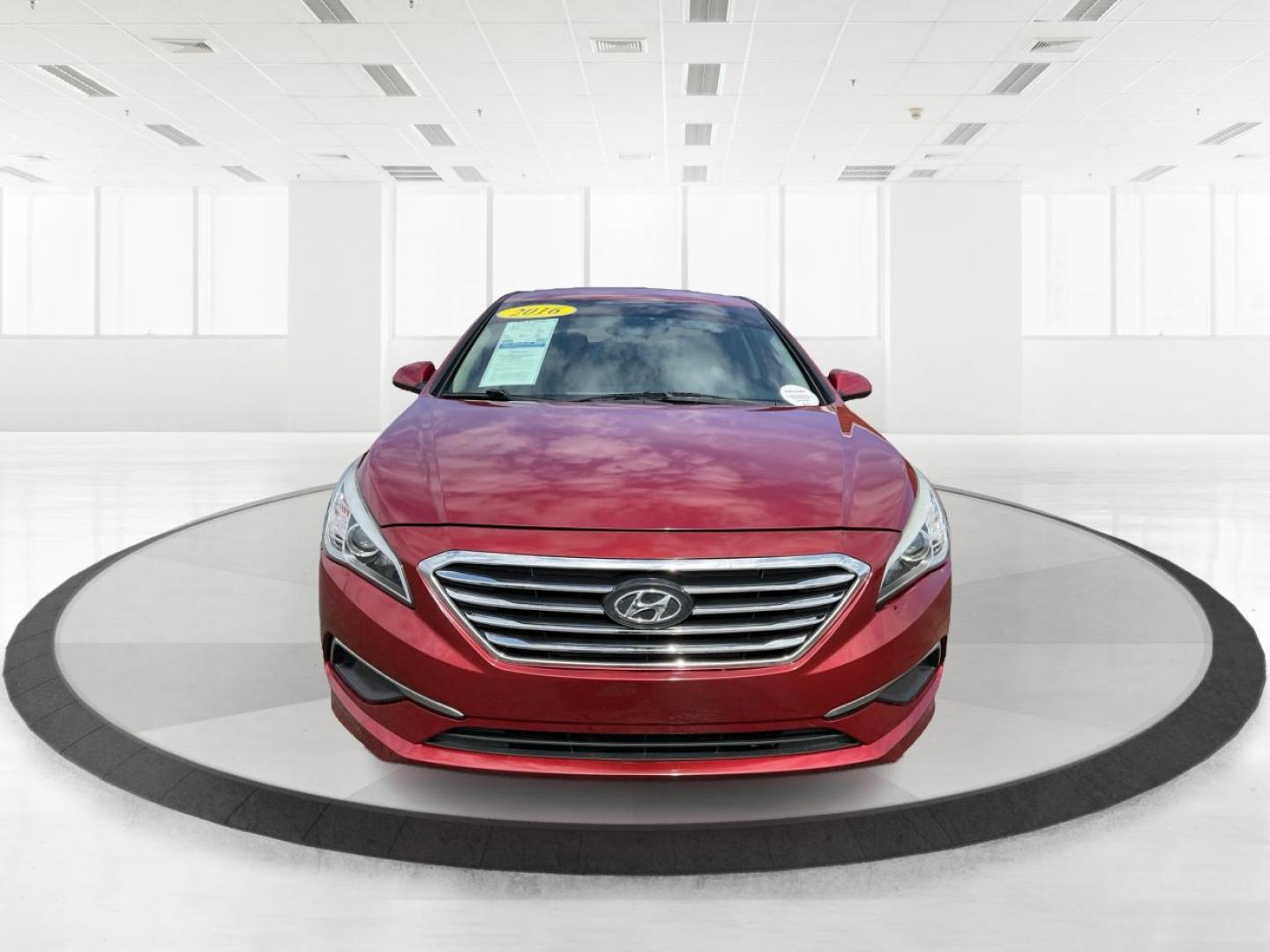 2016 Hyundai Sonata SE (5NPE24AF9GH) with an 2.4L I-4 gasoline direct injection engine, located at 1230 East Main St, Xenia, OH, 45385, (937) 908-9800, 39.688026, -83.910172 - 2016 Hyundai Sonata SE - Photo#6