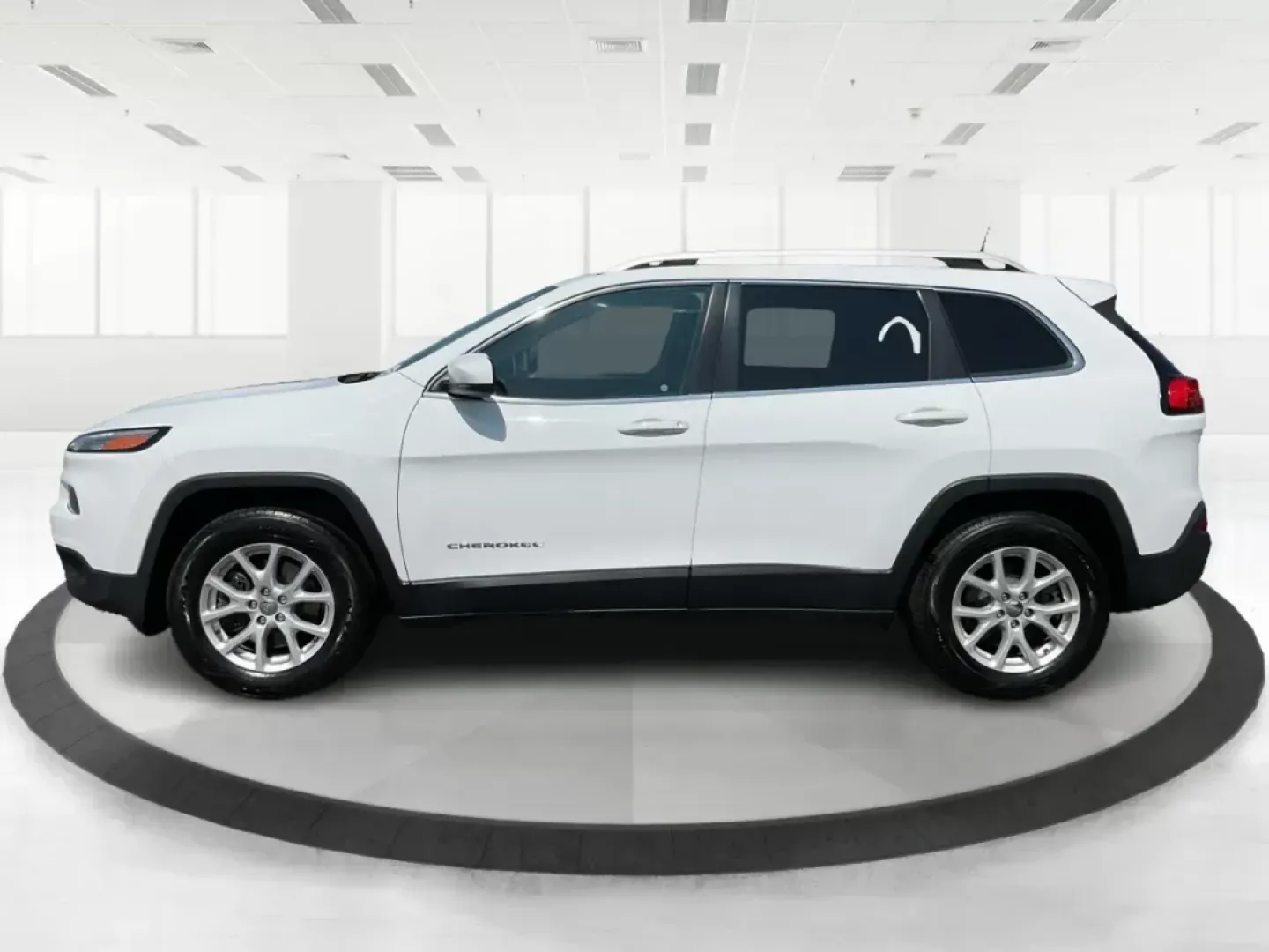 2016 Jeep Cherokee Latitude (1C4PJMCS9GW) with an Other engine, located at 8750 N County Rd 25A, Piqua, OH, 45356, (937) 908-9800, 40.164391, -84.232513 - 2016 Jeep Cherokee Latitude - Photo#5