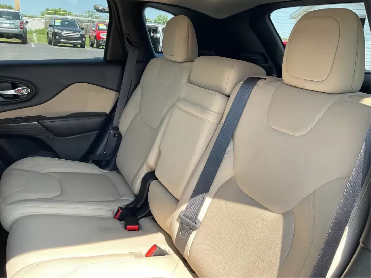 2016 Jeep Cherokee Latitude (1C4PJMCS9GW) with an Other engine, located at 8750 N County Rd 25A, Piqua, OH, 45356, (937) 908-9800, 40.164391, -84.232513 - 2016 Jeep Cherokee Latitude - Photo#9