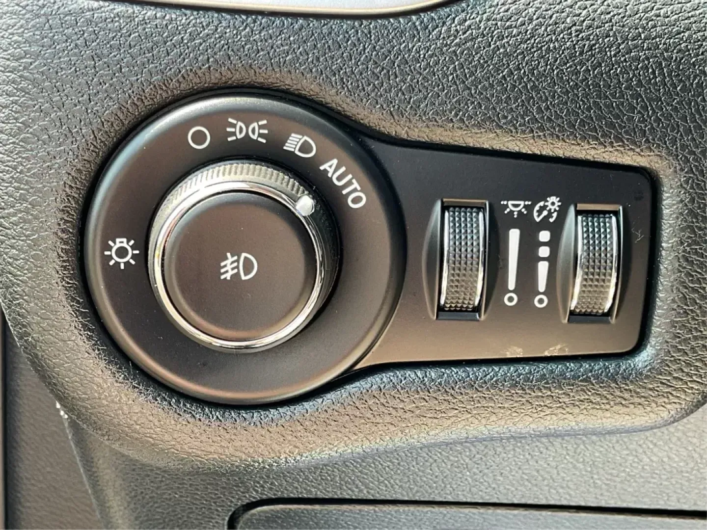 2016 Jeep Cherokee Latitude (1C4PJMCS9GW) with an Other engine, located at 8750 N County Rd 25A, Piqua, OH, 45356, (937) 908-9800, 40.164391, -84.232513 - 2016 Jeep Cherokee Latitude - Photo#16